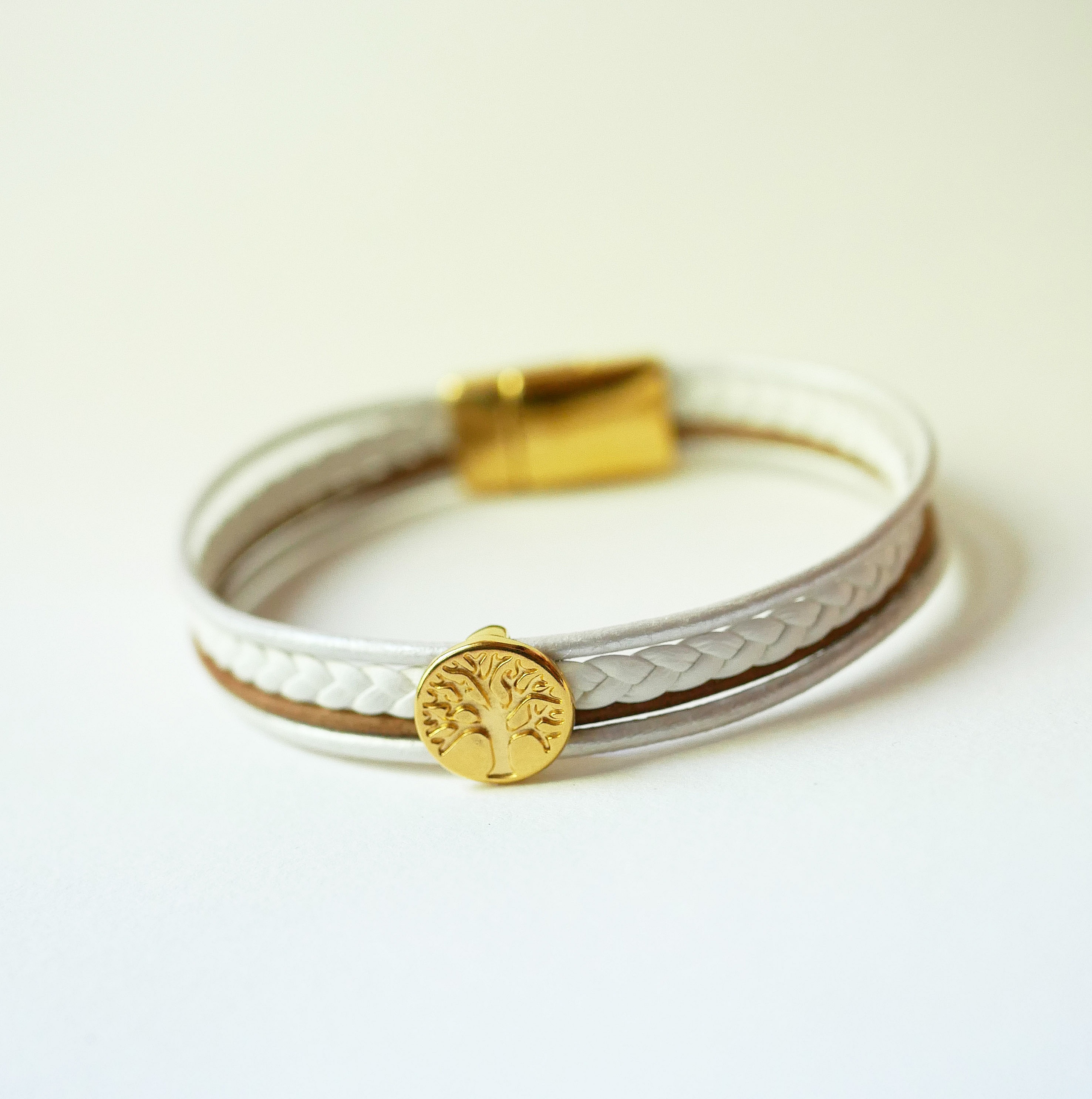 Mansjettarmb&aring;nd i hvitt og gull med cabochon av livets tre