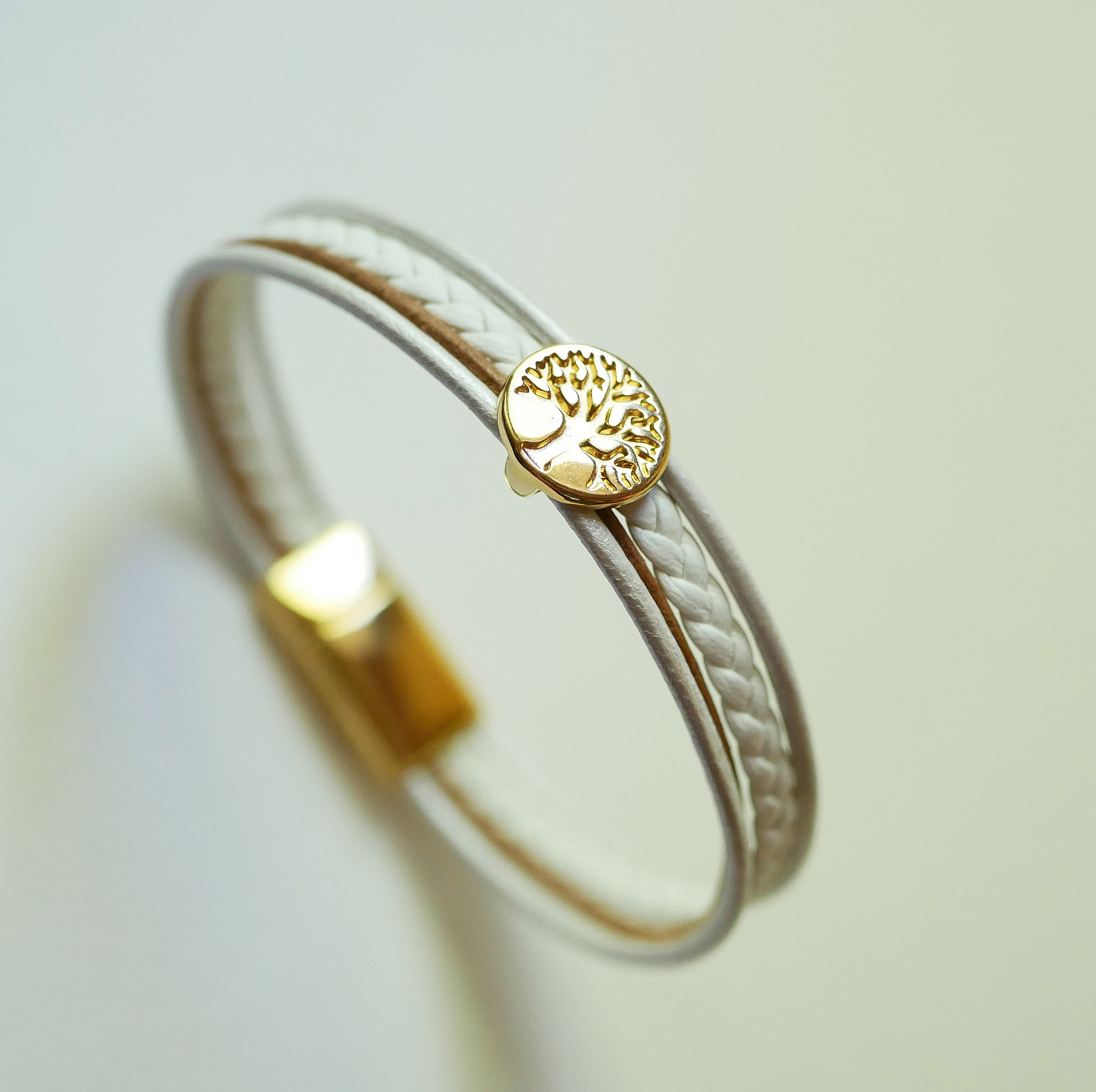 Mansjettarmb&aring;nd i hvitt og gull med cabochon av livets tre