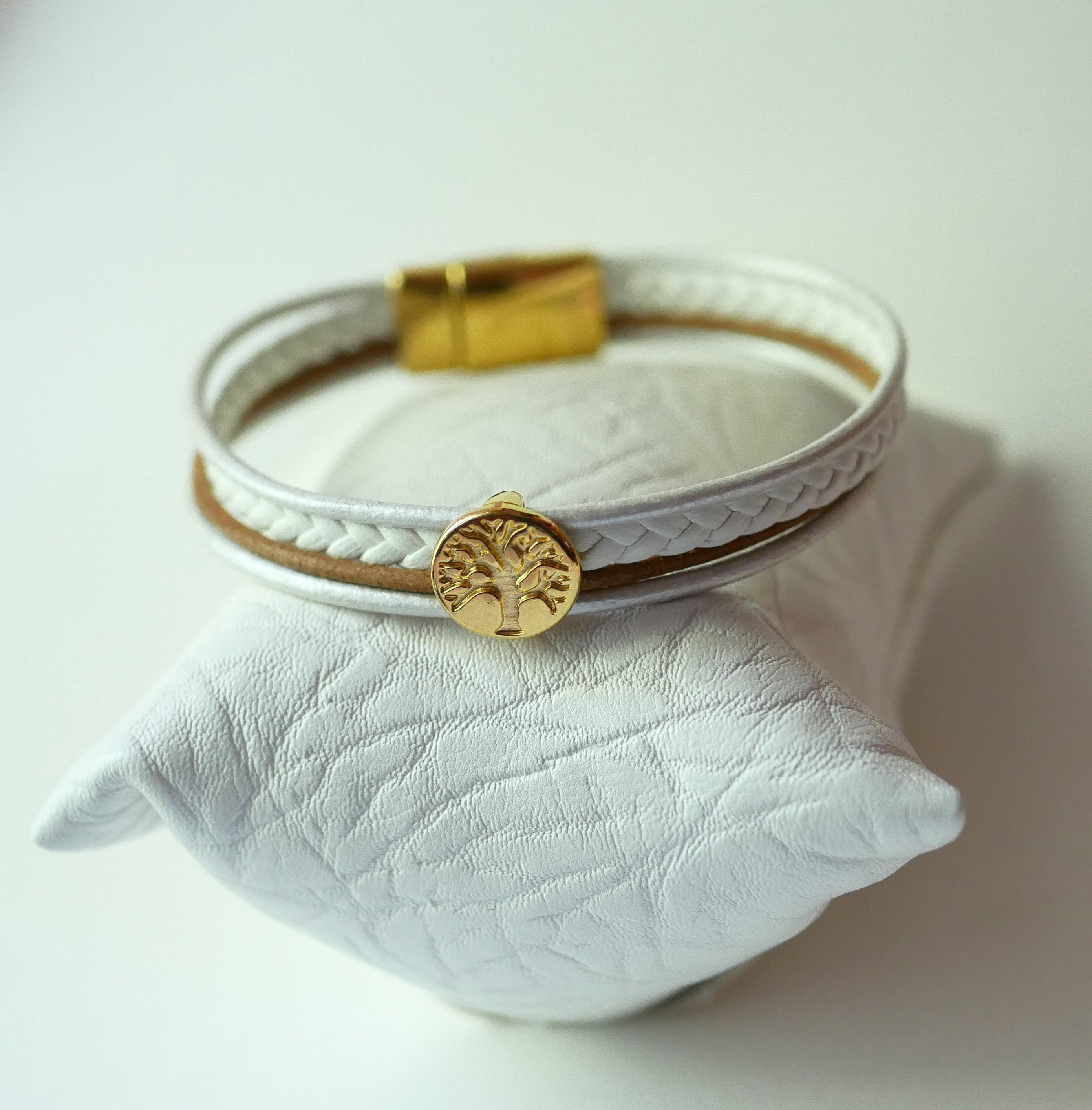 Mansjettarmbånd i hvitt og gull med cabochon av livets tre