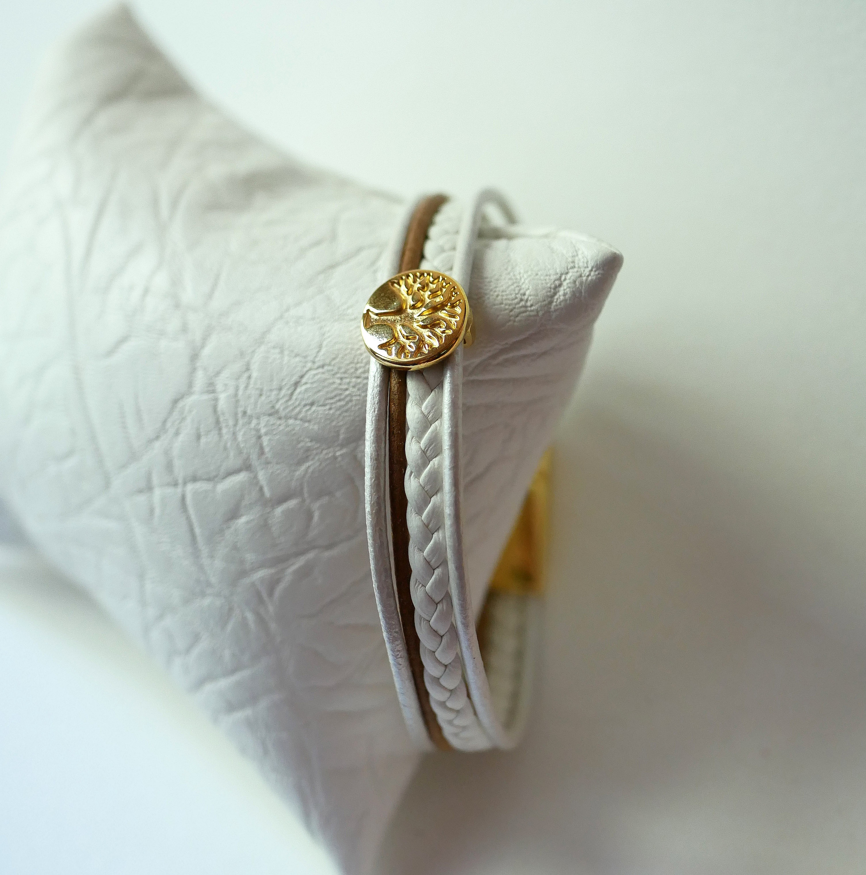 Mansjettarmb&aring;nd i hvitt og gull med cabochon av livets tre