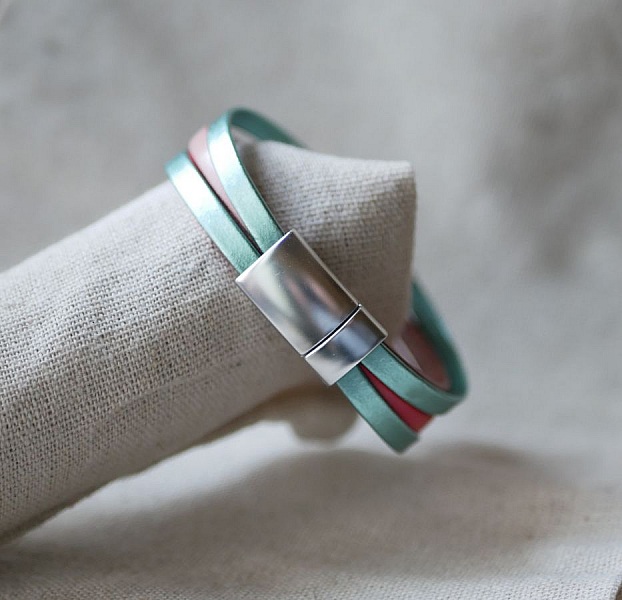 Mansjettarmb&aring;nd i l&aelig;r med hjerter for personlig tilpasning 