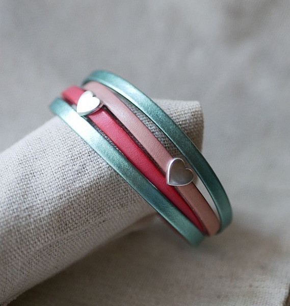 Mansjettarmb&aring;nd i l&aelig;r med hjerter for personlig tilpasning 