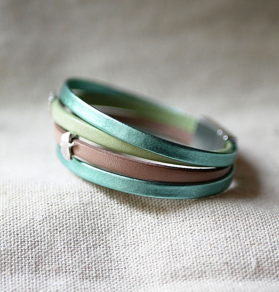 Mansjettarmb&aring;nd i skinn med Ginkgo-design som kan personaliseres 