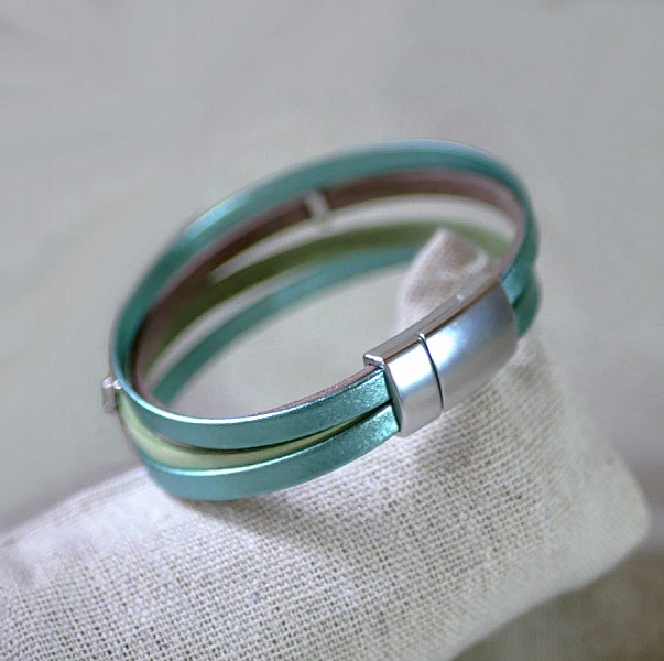 Mansjettarmb&aring;nd i skinn med Ginkgo-design som kan personaliseres 