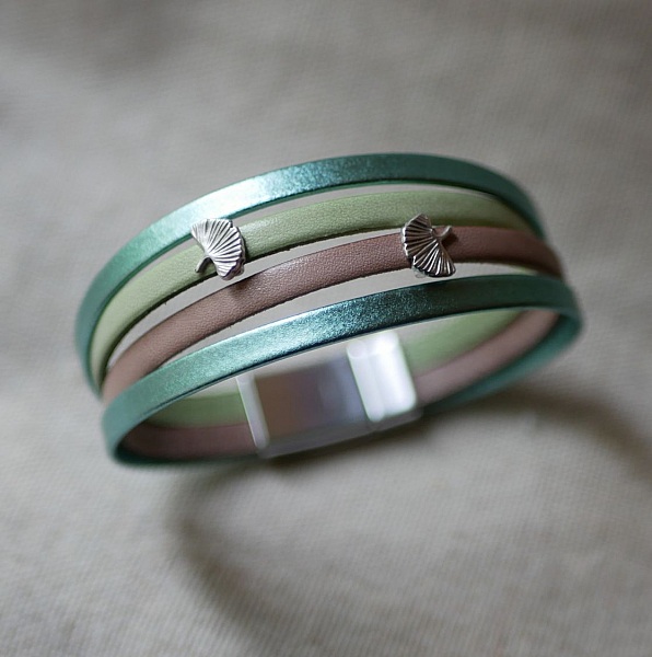 Mansjettarmb&aring;nd i skinn med Ginkgo-design som kan personaliseres 