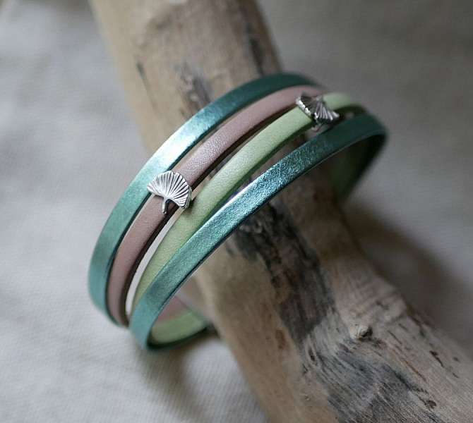 Mansjettarmb&aring;nd i skinn med Ginkgo-design som kan personaliseres 