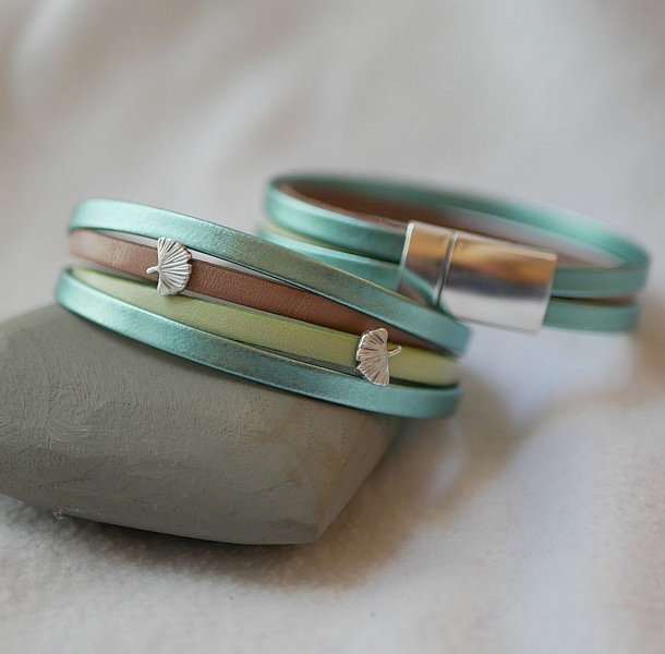 Mansjettarmb&aring;nd i skinn med Ginkgo-design som kan personaliseres 