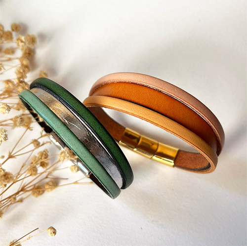 Tofarget mansjettarmb&aring;nd i skinn for kvinner med skjult inngravert budskap