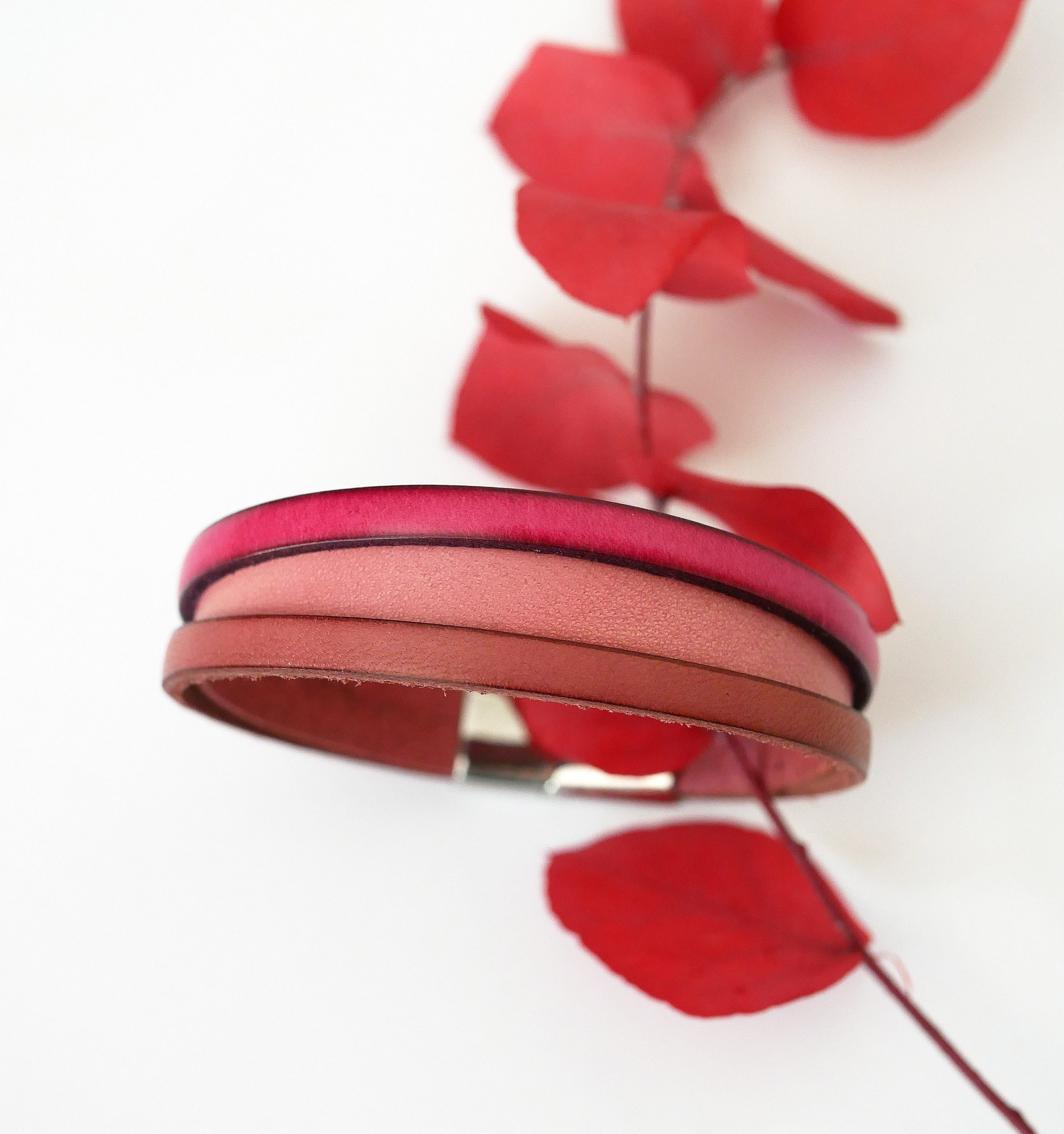 Tofarget mansjettarmb&aring;nd i skinn for kvinner med skjult inngravert budskap