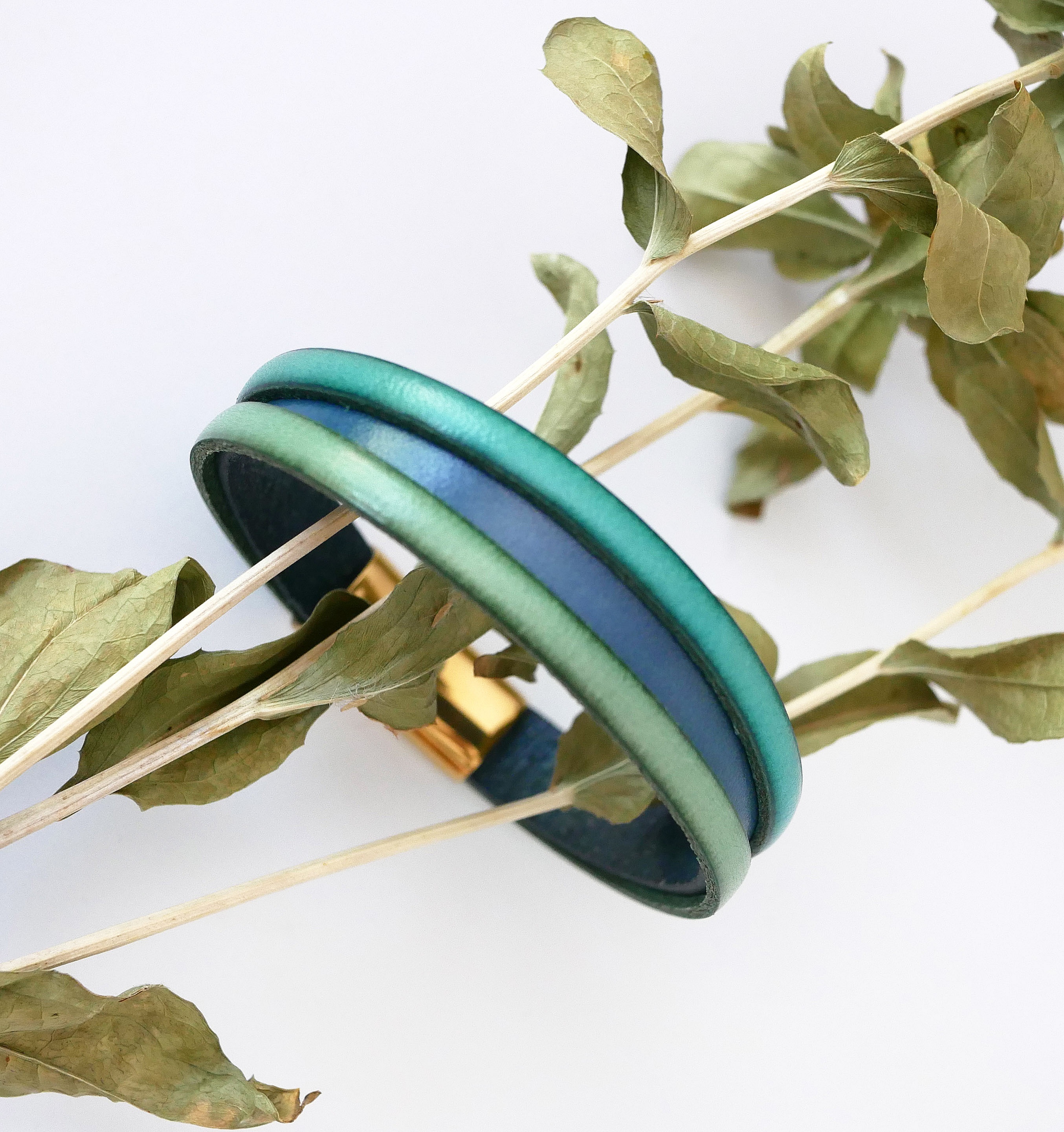 Tofarget mansjettarmb&aring;nd i skinn for kvinner med skjult inngravert budskap