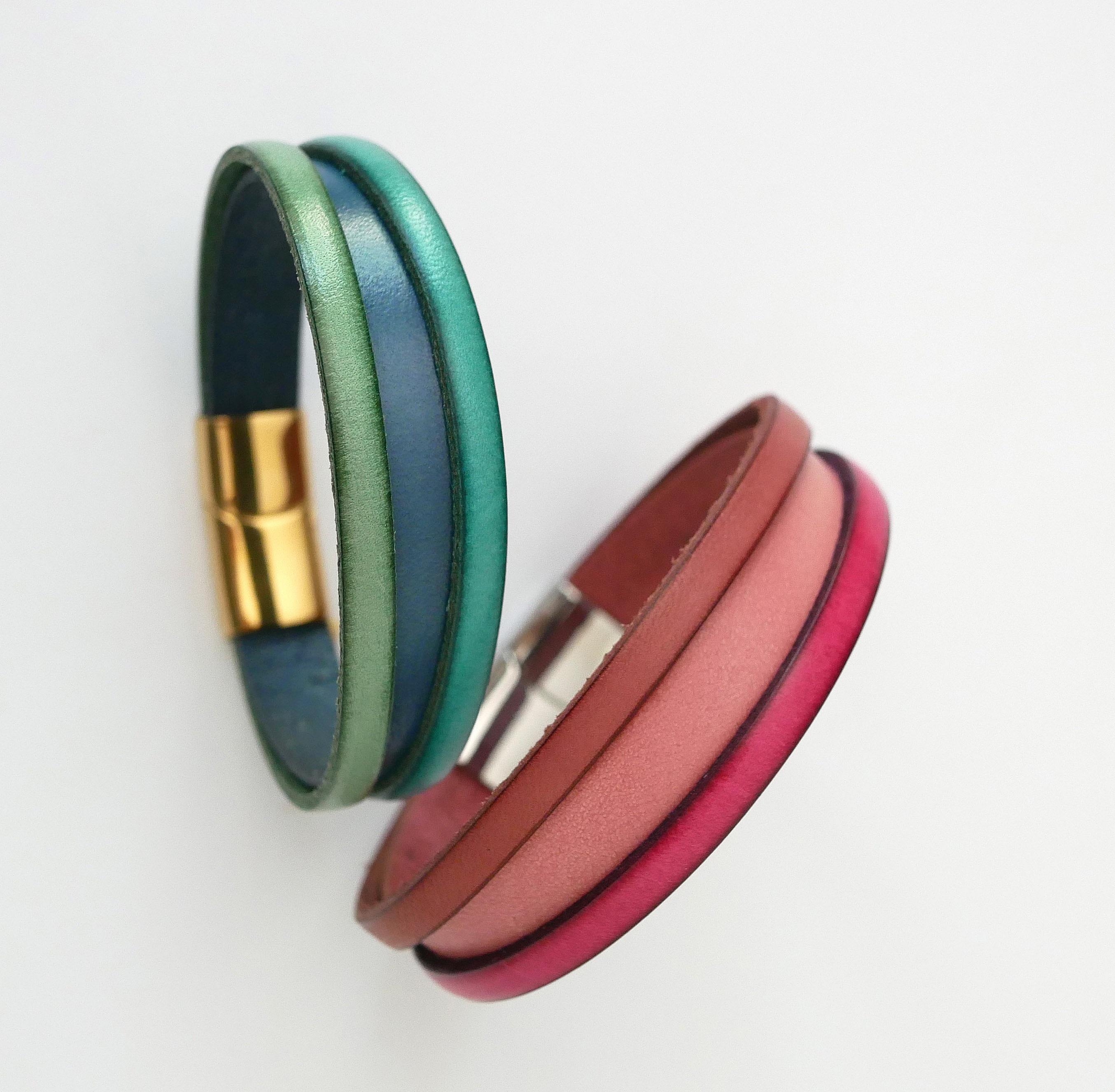 Tofarget mansjettarmb&aring;nd i skinn for kvinner med skjult inngravert budskap