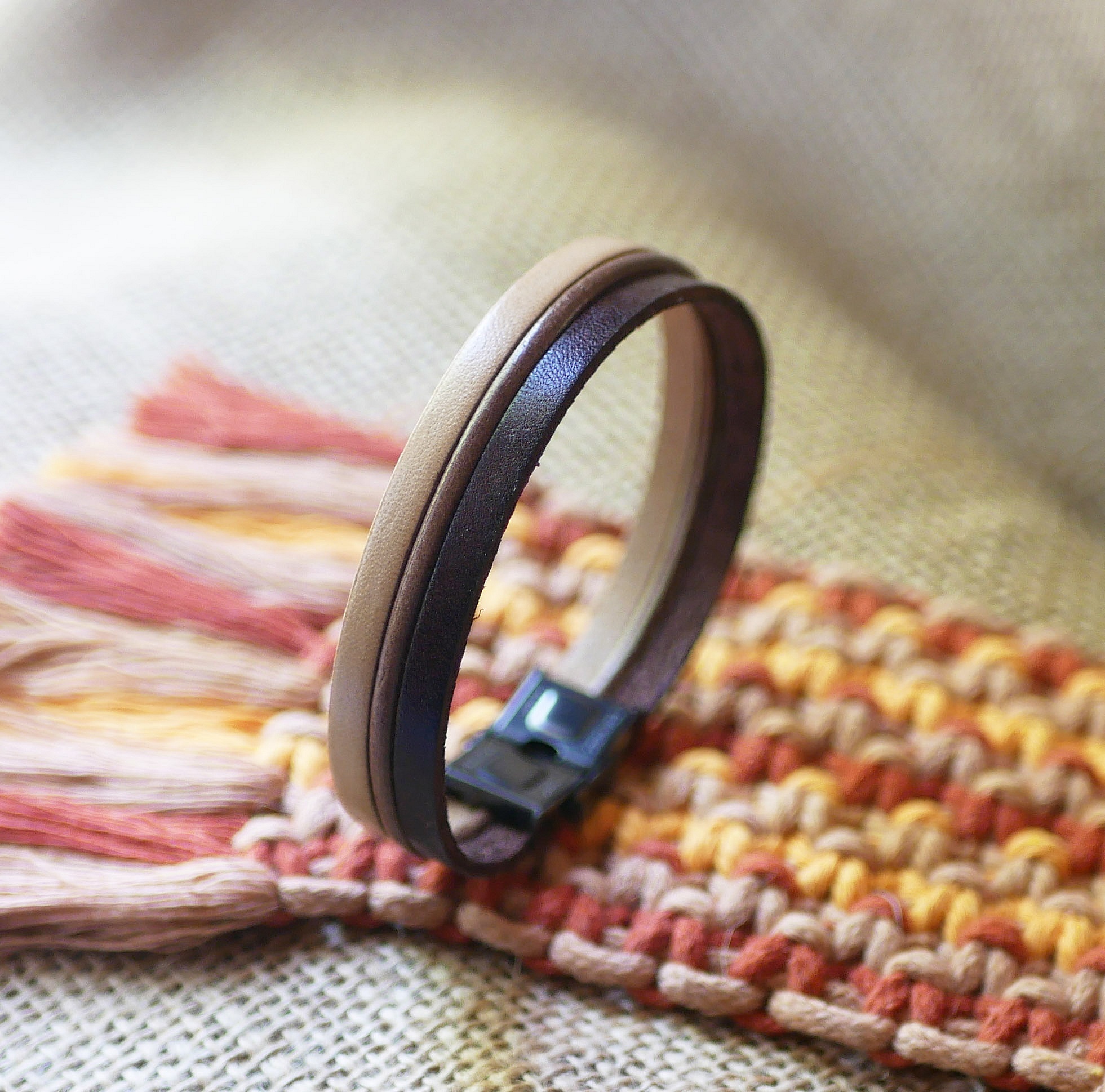 Vintage mansjettarmb&aring;nd i brunt skinn for menn, kan tilpasses med gravering 