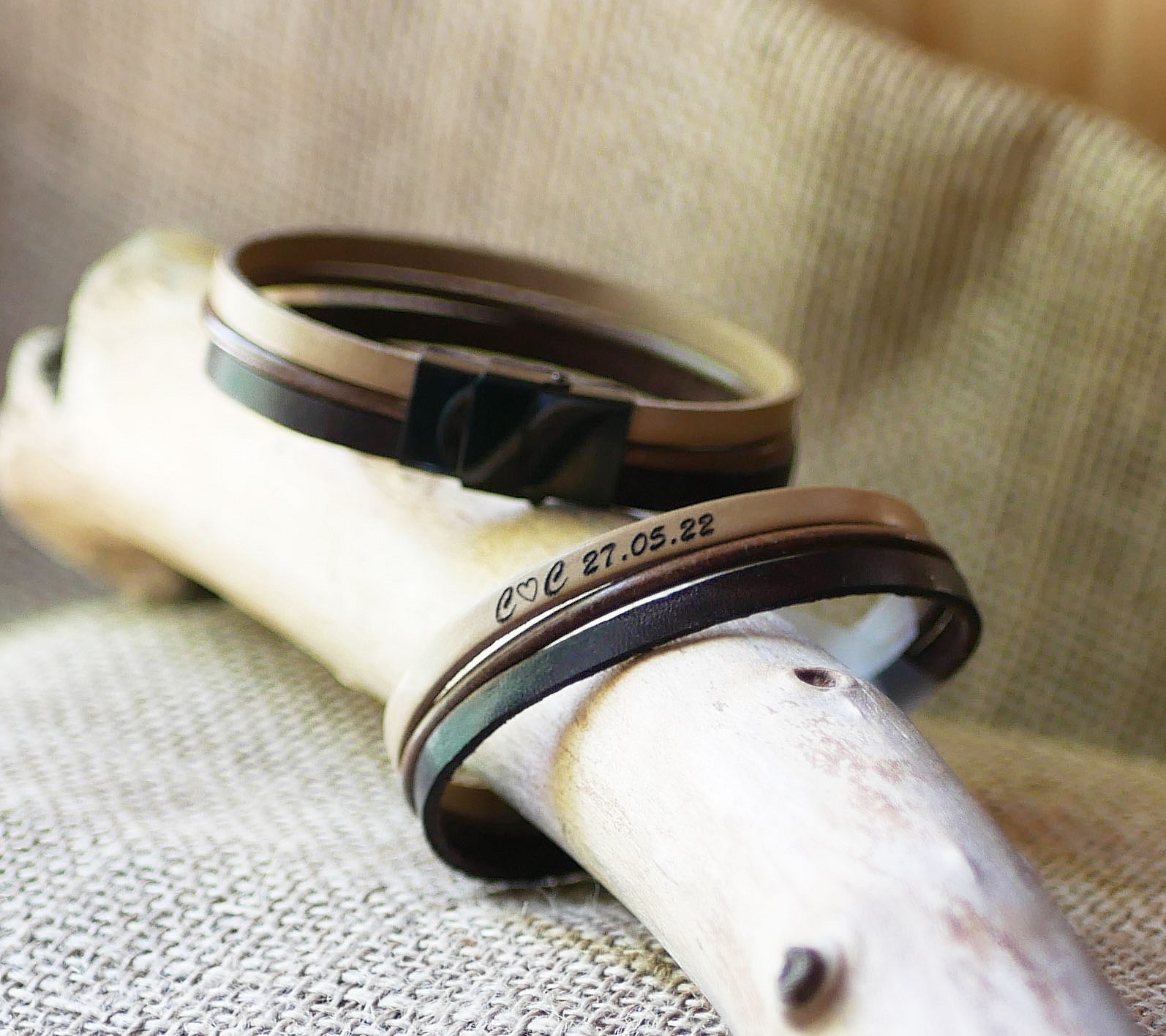 Vintage mansjettarmb&aring;nd i brunt skinn for menn, kan tilpasses med gravering 