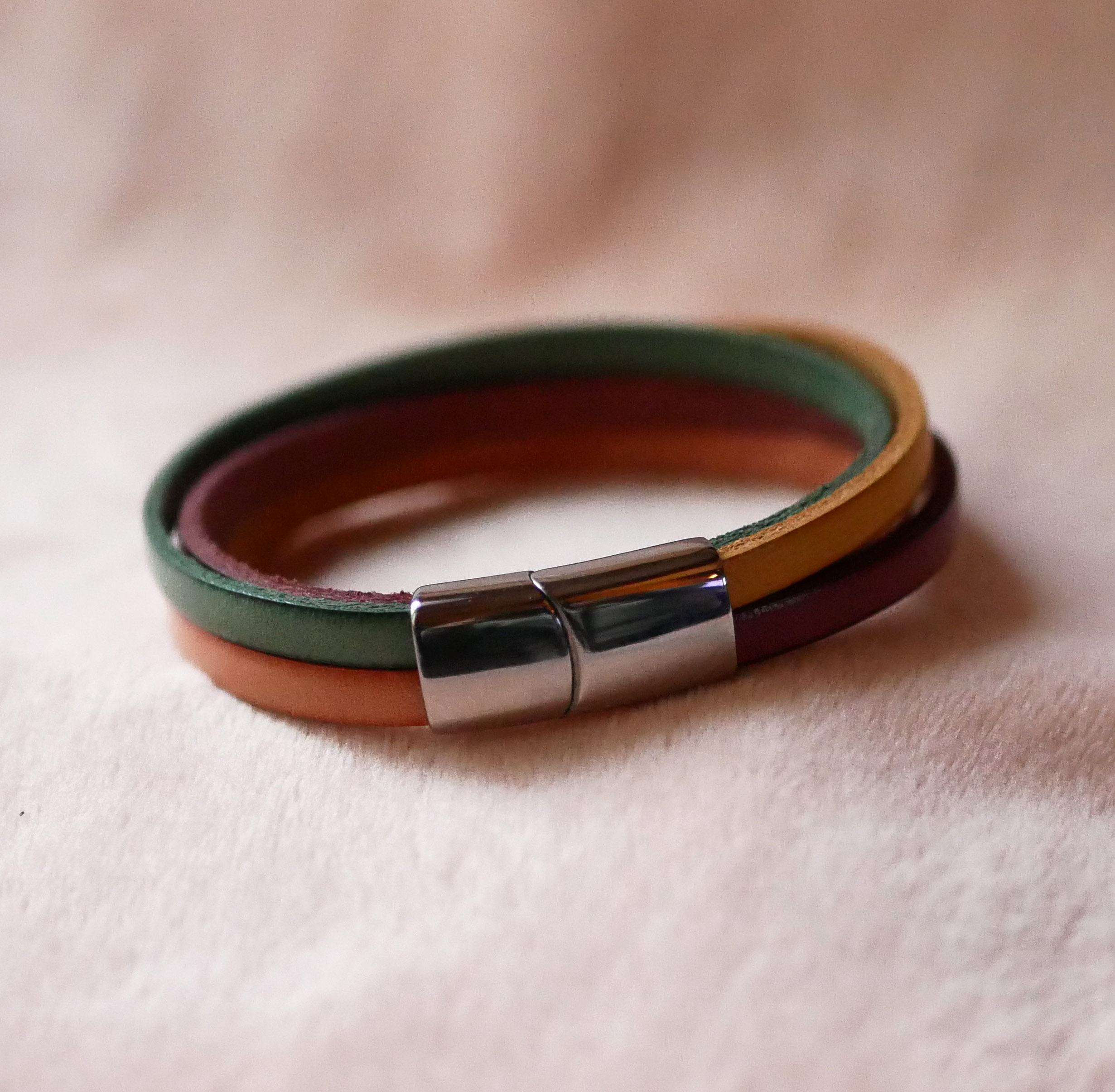 Mansjettarmbånd i et utvalg av 4 skinntyper