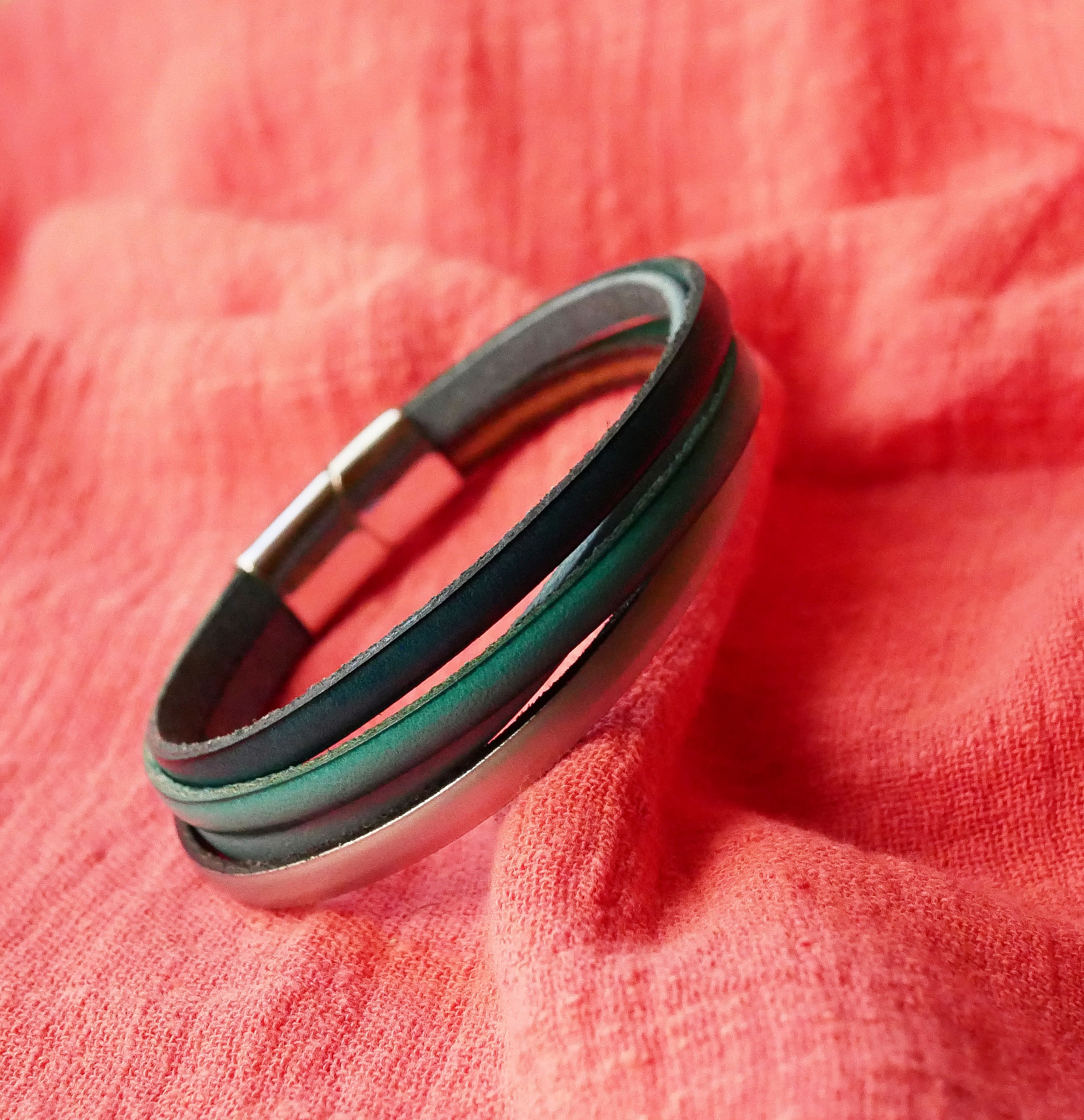 Mansjettarmb&aring;nd i et utvalg av 4 skinntyper