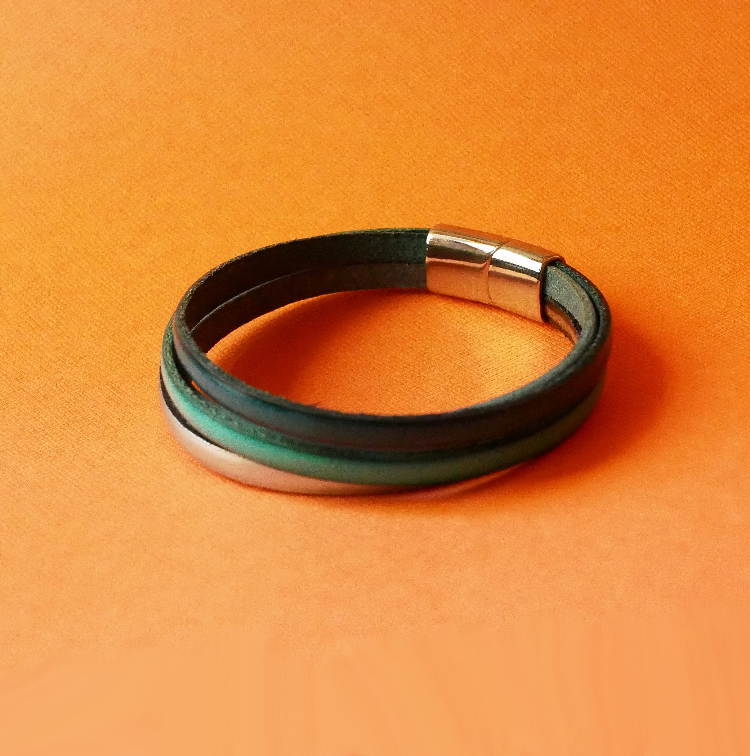 Mansjettarmb&aring;nd med 4 turkise skinn