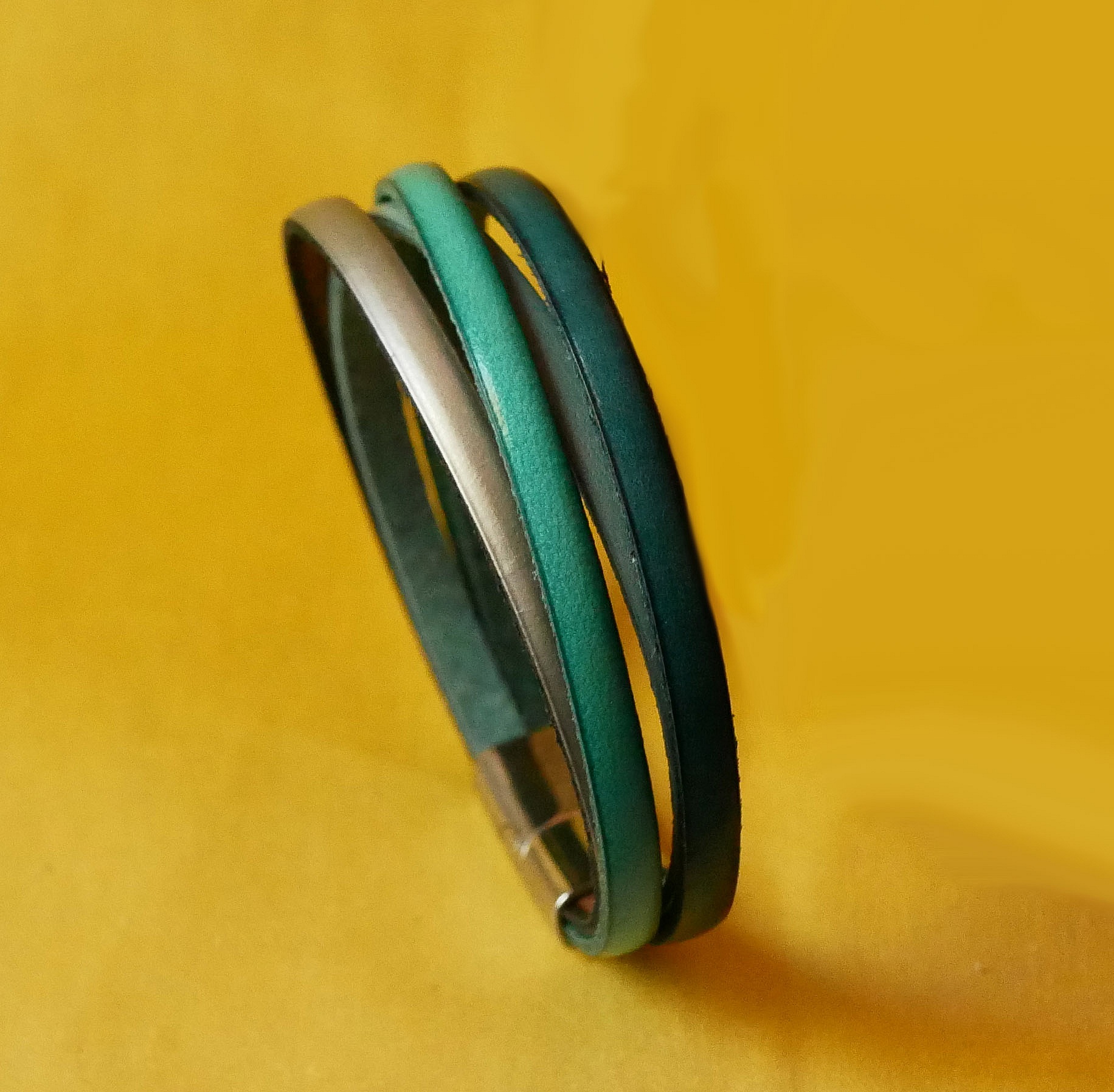 Mansjettarmb&aring;nd med 4 turkise skinn