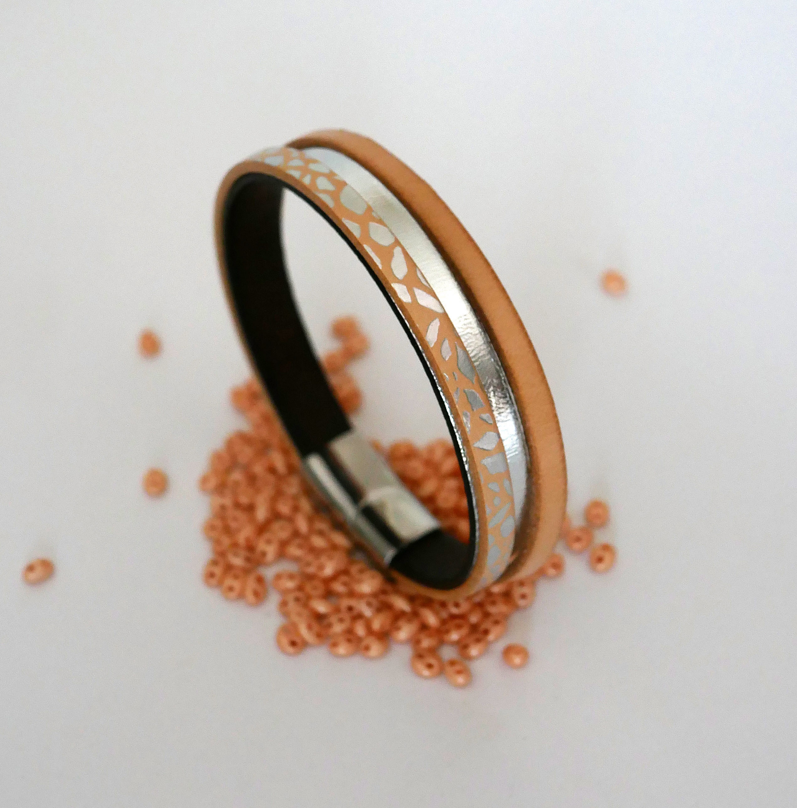 Mansjettarmb&aring;nd i naturskinn og s&oslash;lvfarget skinn til dame 