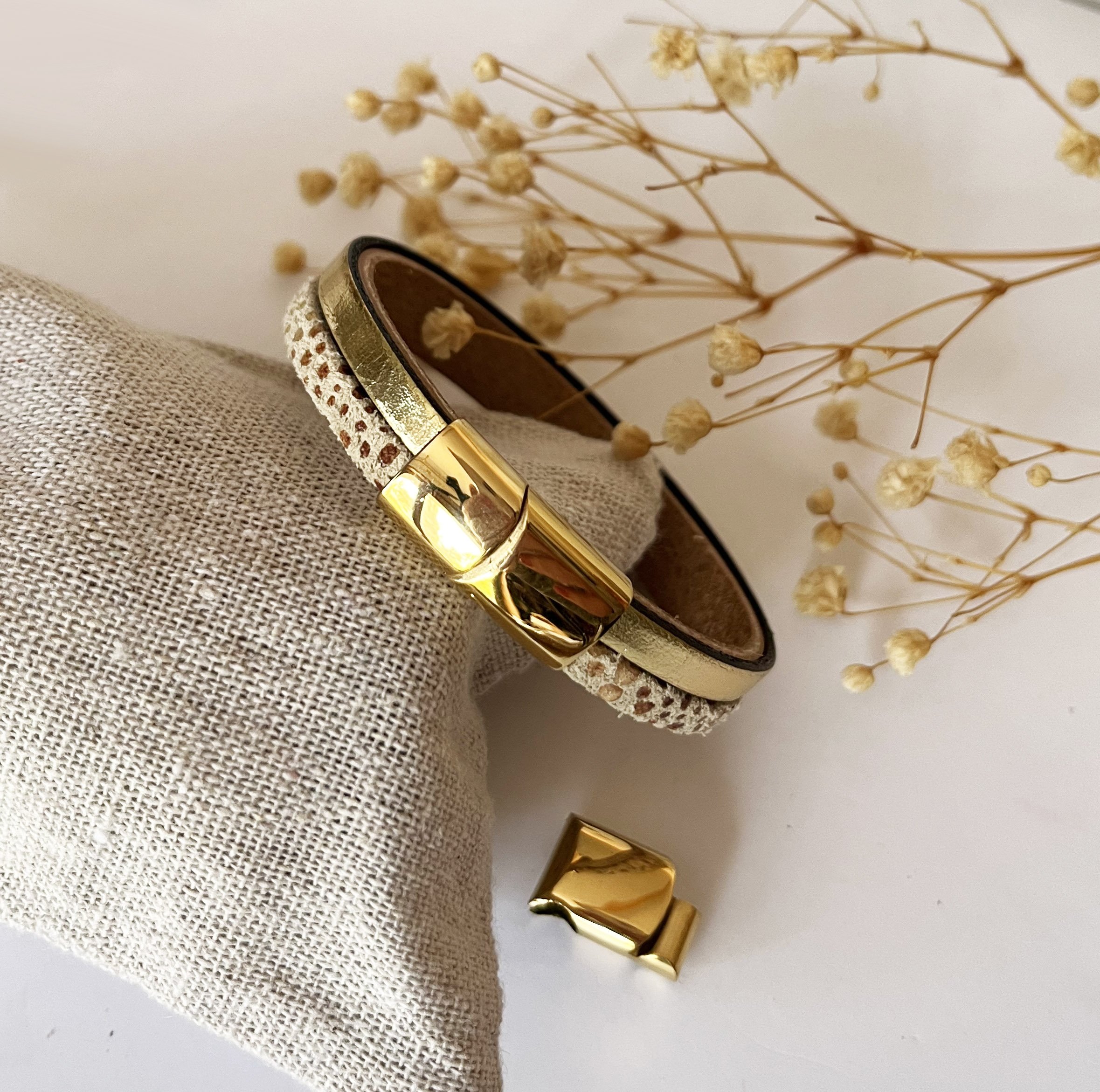 Bracelet manchette femme aux 3 cuirs beige et doré fermoir à extension