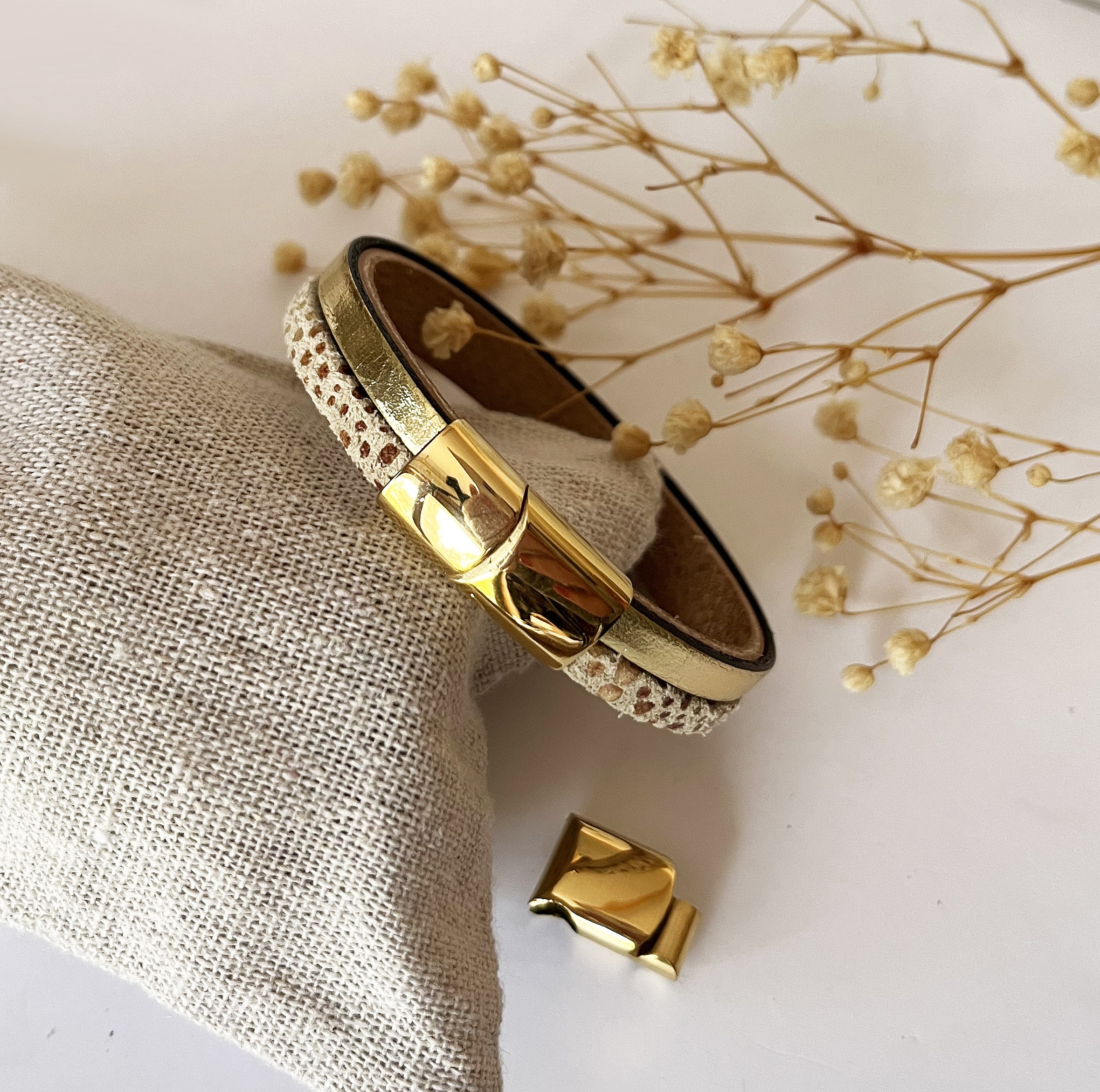 Bracelet manchette femme aux 3 cuirs beige et dor&eacute; fermoir &agrave; extension