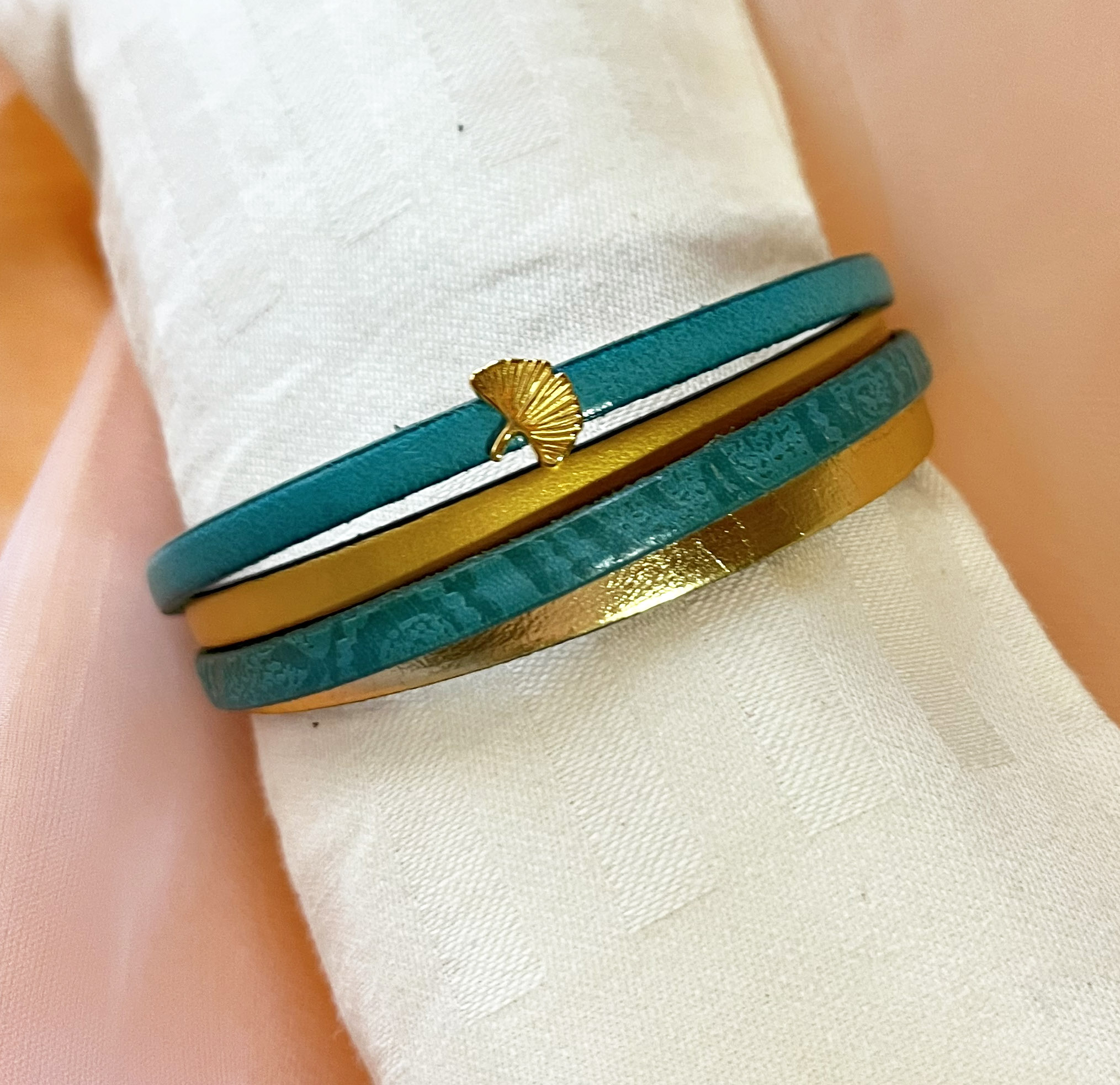 Bracelet manchette femme aux 4 cuirs turquoises et dorés au fermoir à extension