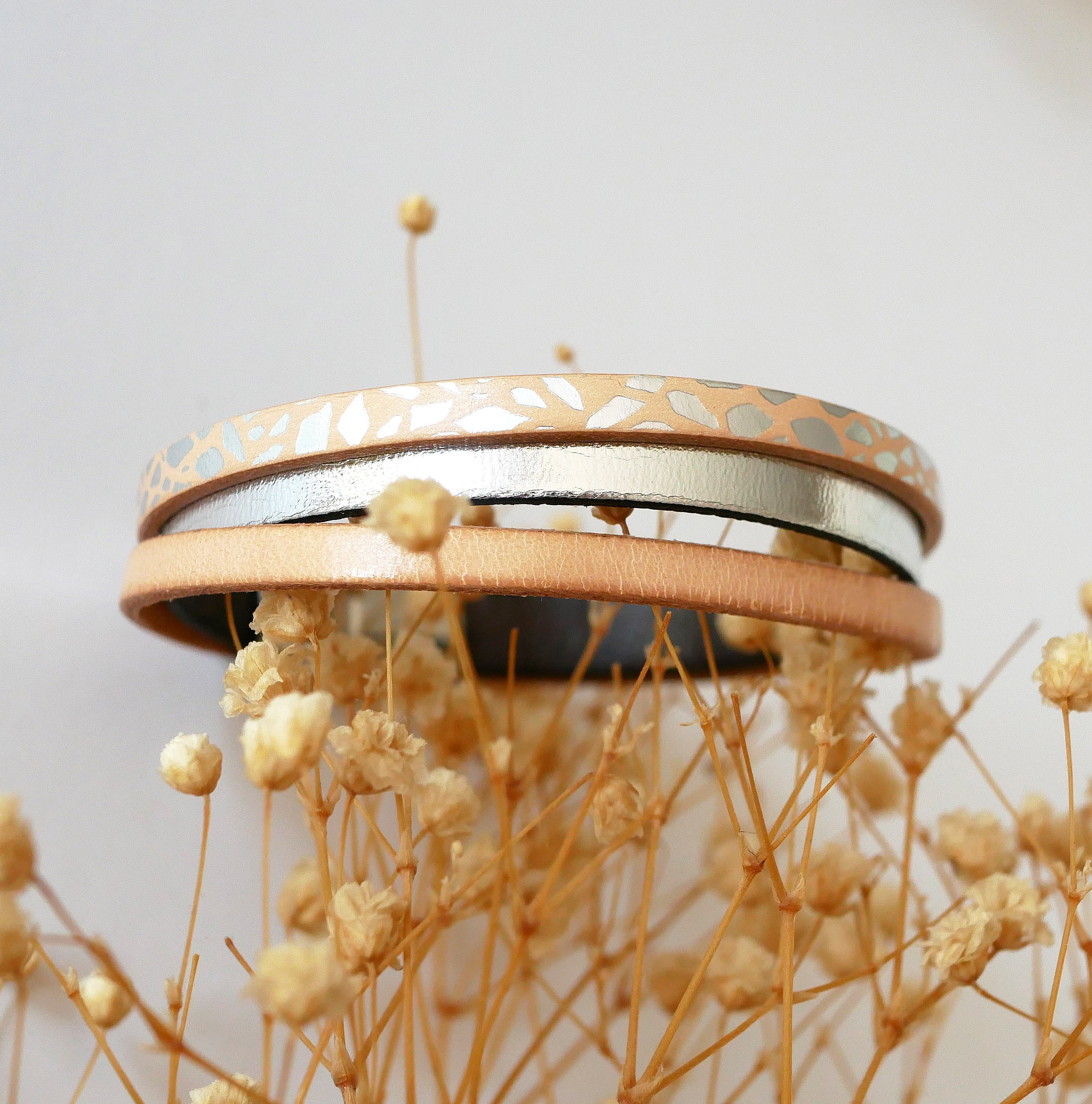 Mansjettarmb&aring;nd i naturskinn og s&oslash;lvfarget skinn til dame 