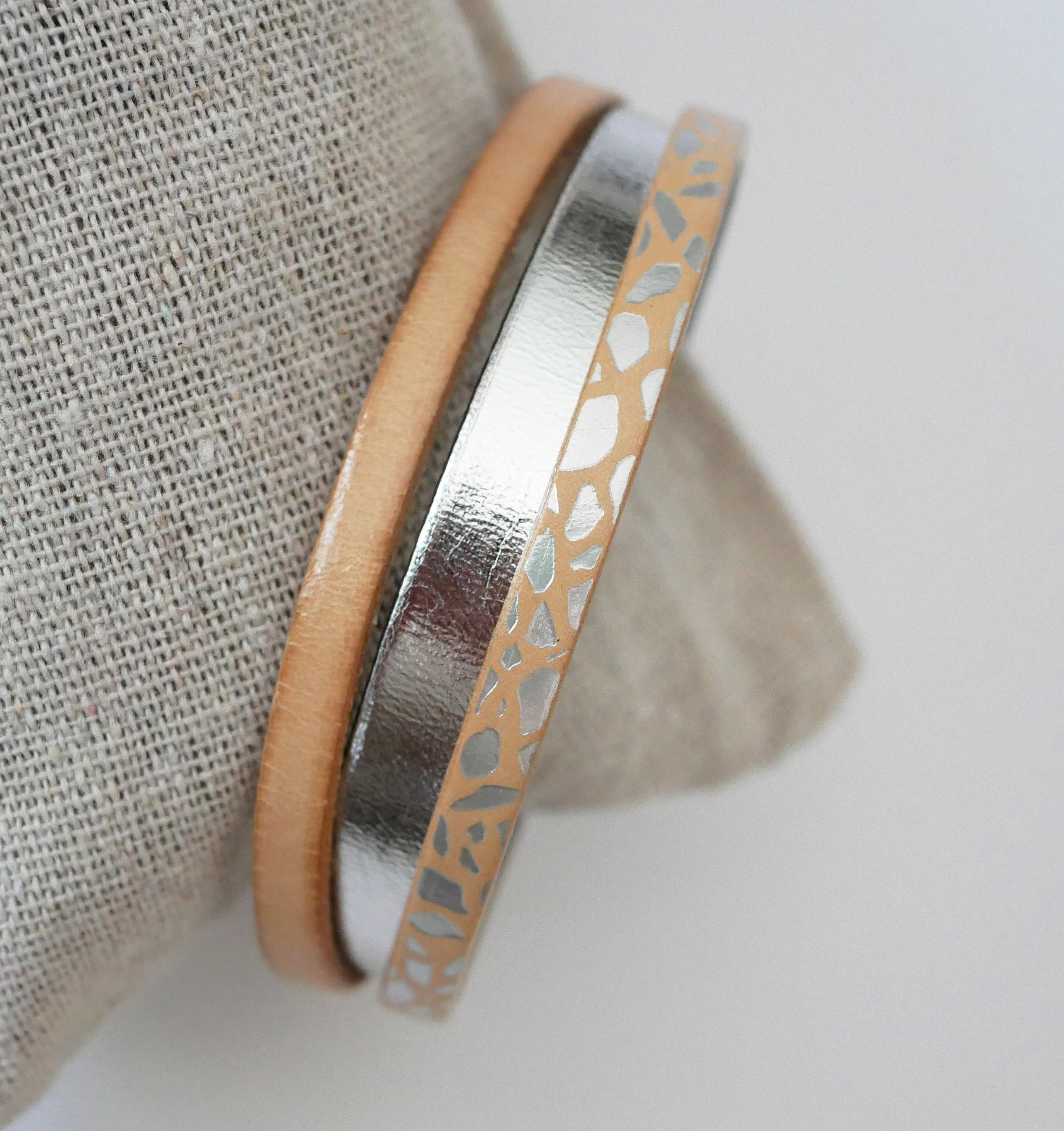 Mansjettarmbånd i naturskinn og sølvfarget skinn til dame 