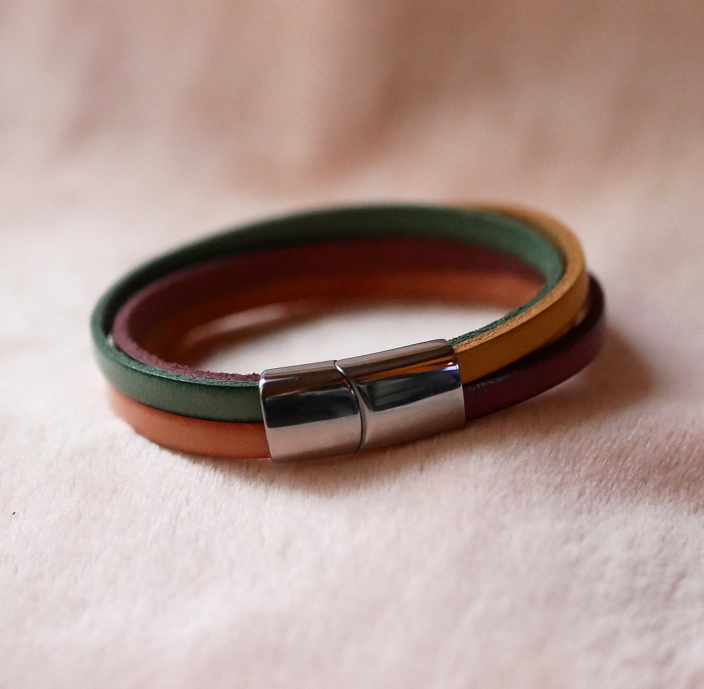 Mansjettarmb&aring;nd til dame i 4 pastellfargede skinntyper