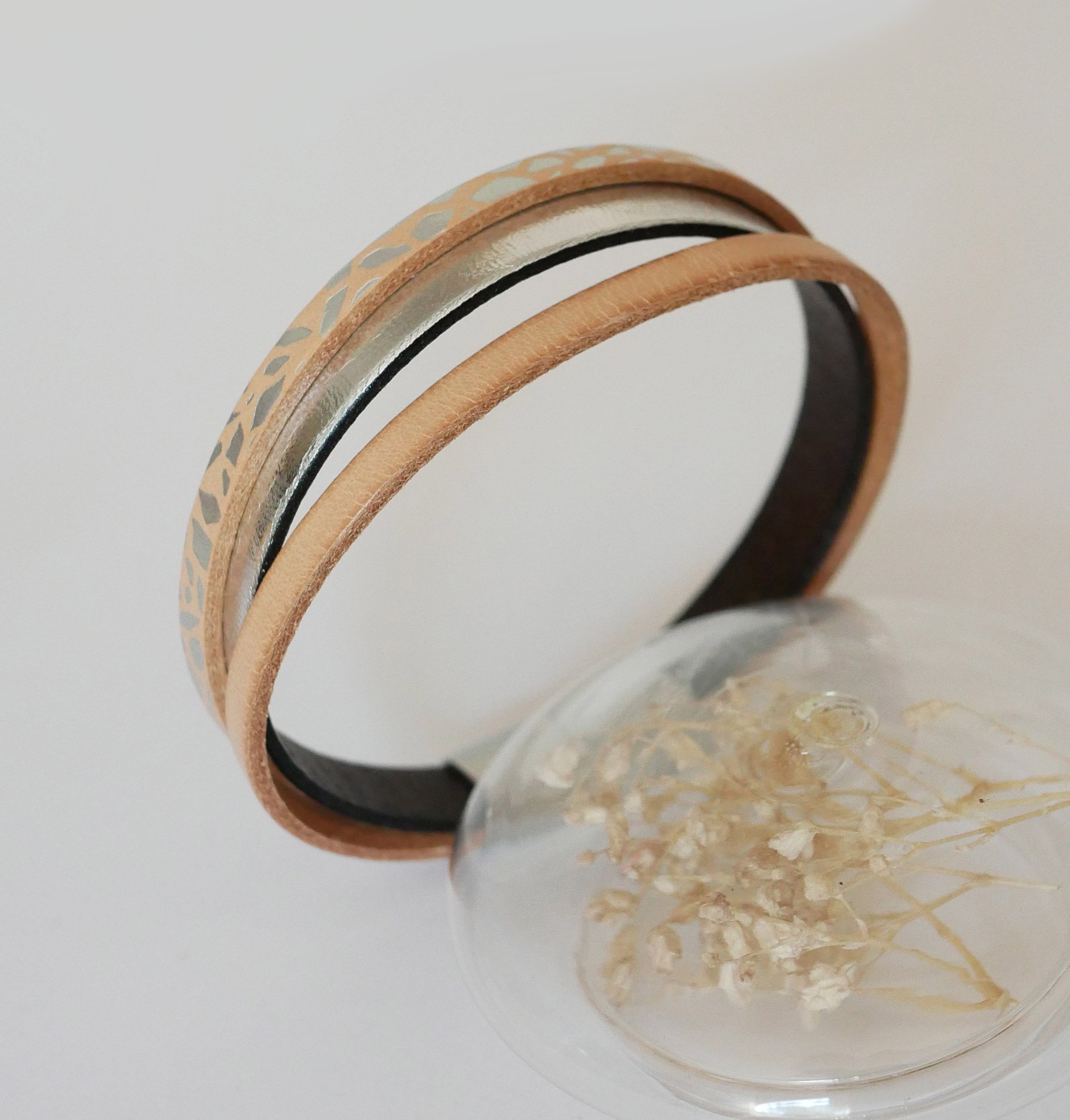 Mansjettarmbånd i naturskinn og sølvfarget skinn til dame 