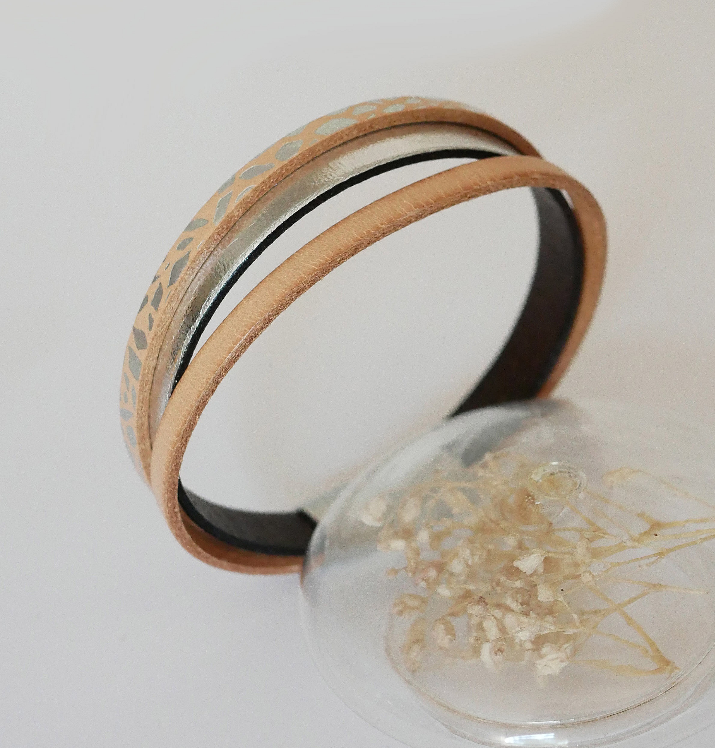 Mansjettarmb&aring;nd i naturskinn og s&oslash;lvfarget skinn til dame 