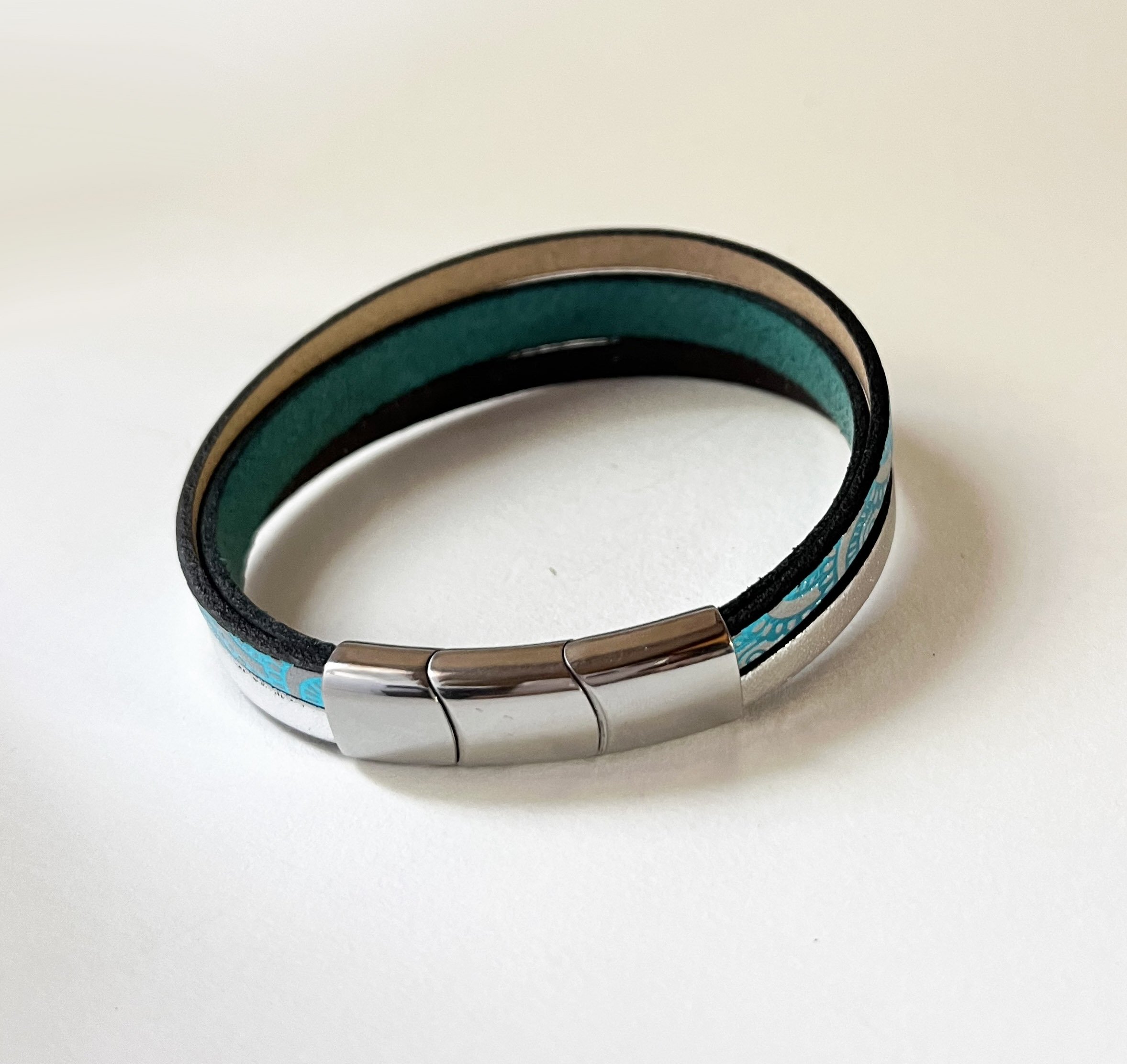 Bracelet manchette femme aux 3 cuirs turquoise et argenté fermoir à extension