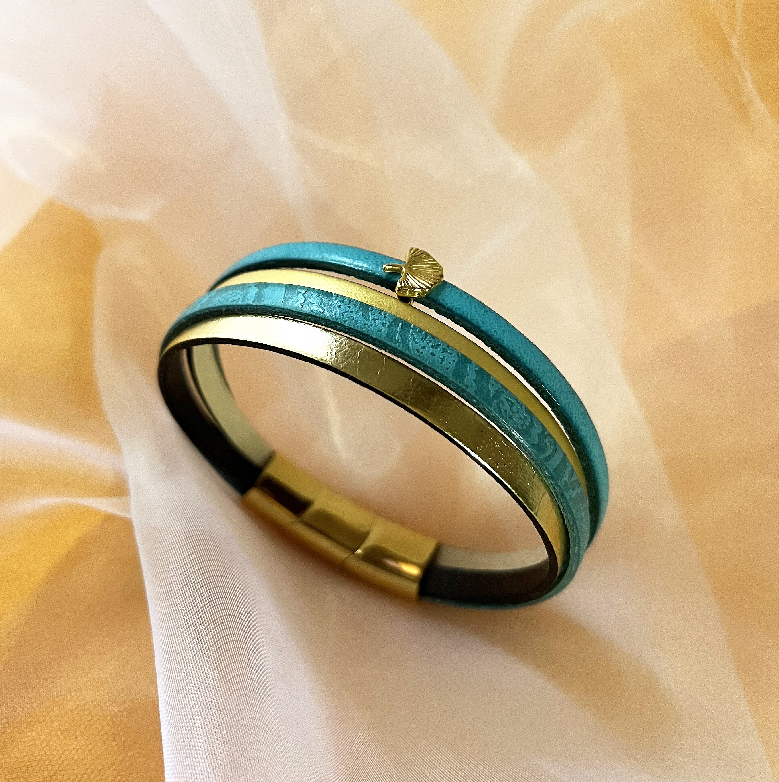 Bracelet manchette femme aux 4 cuirs turquoises et dor&eacute;s au fermoir &agrave; extension