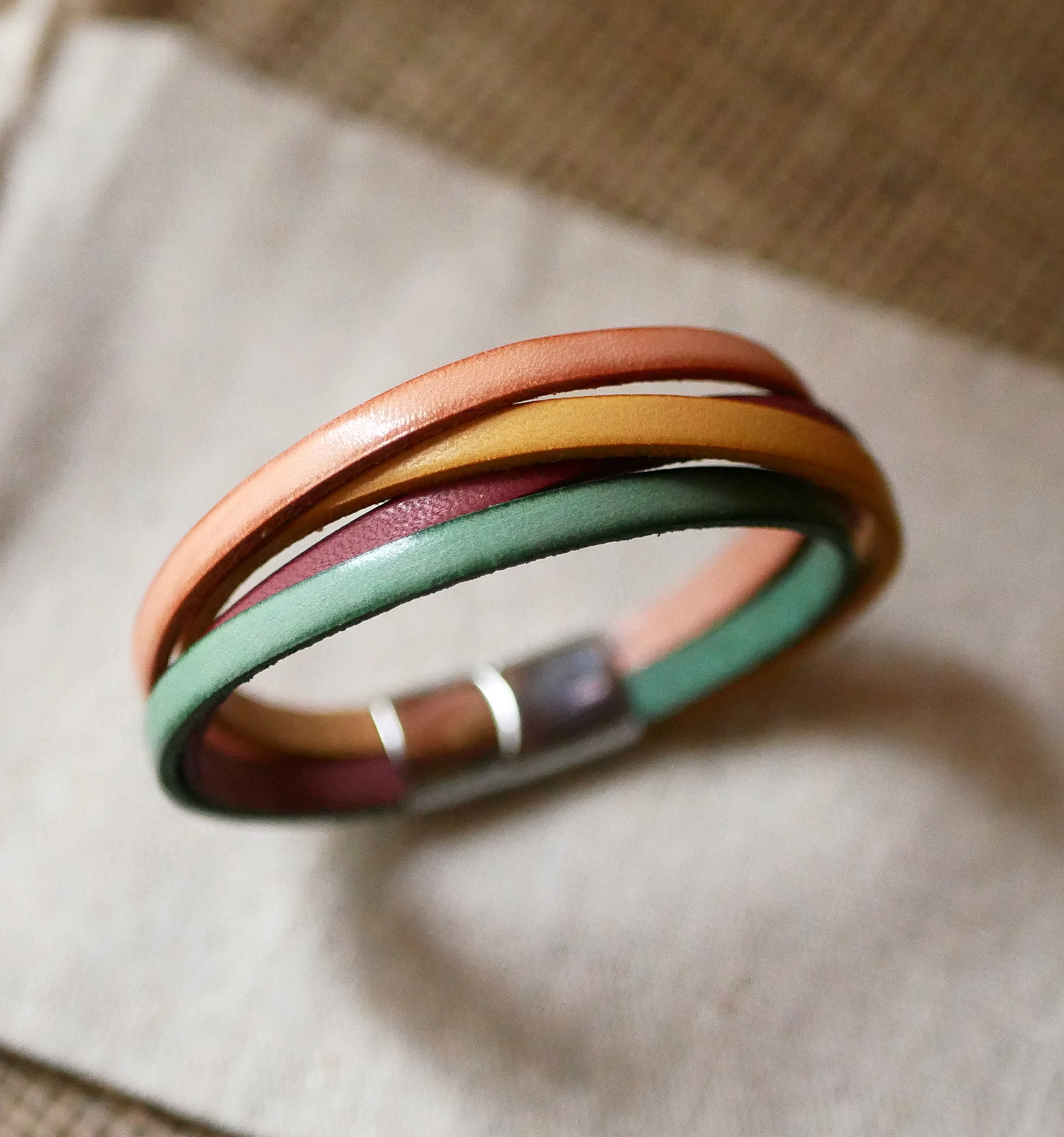 Mansjettarmb&aring;nd til dame i 4 pastellfargede skinntyper