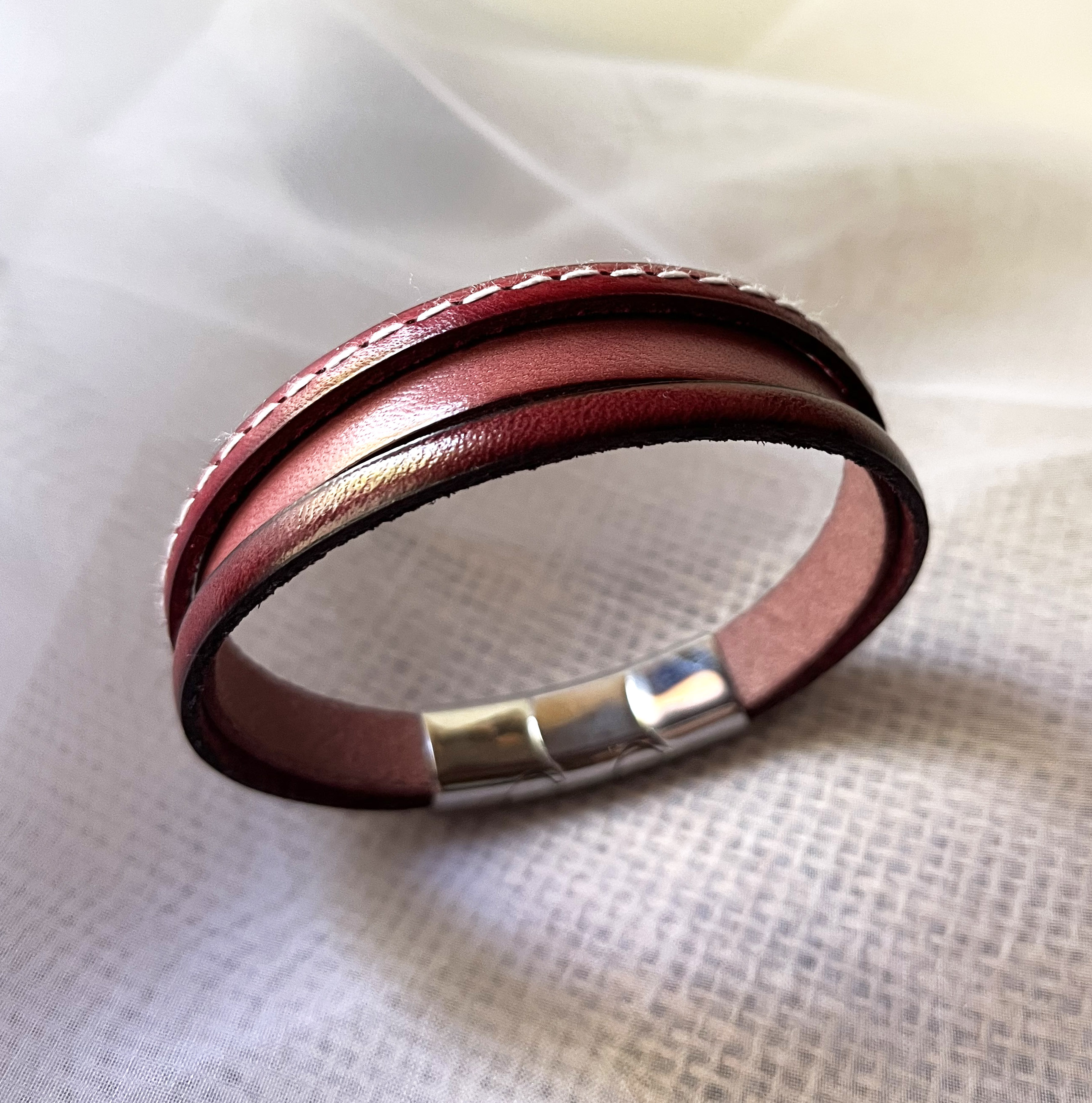 Bracelet manchette femme aux 3 cuirs rouges et fermoir à extension