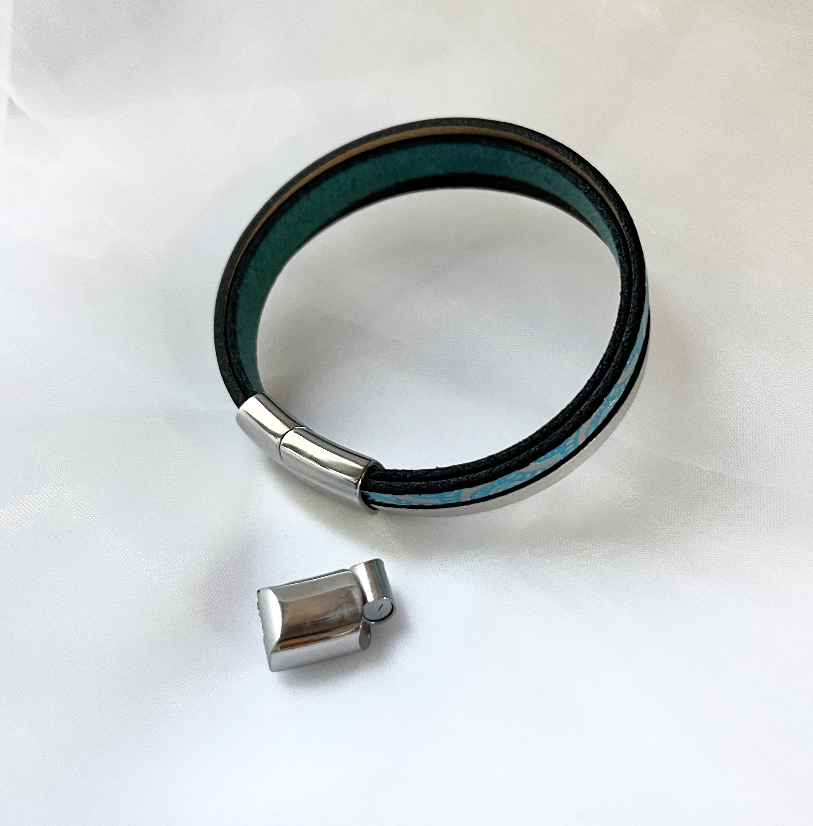 Bracelet manchette femme aux 3 cuirs turquoise et argenté fermoir à extension