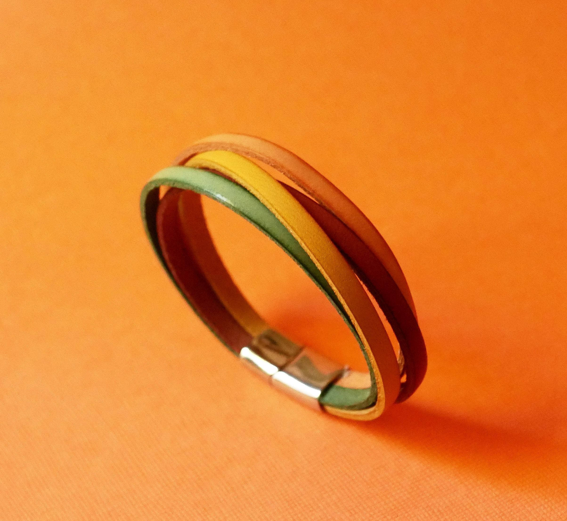 Mansjettarmb&aring;nd til dame i 4 pastellfargede skinntyper