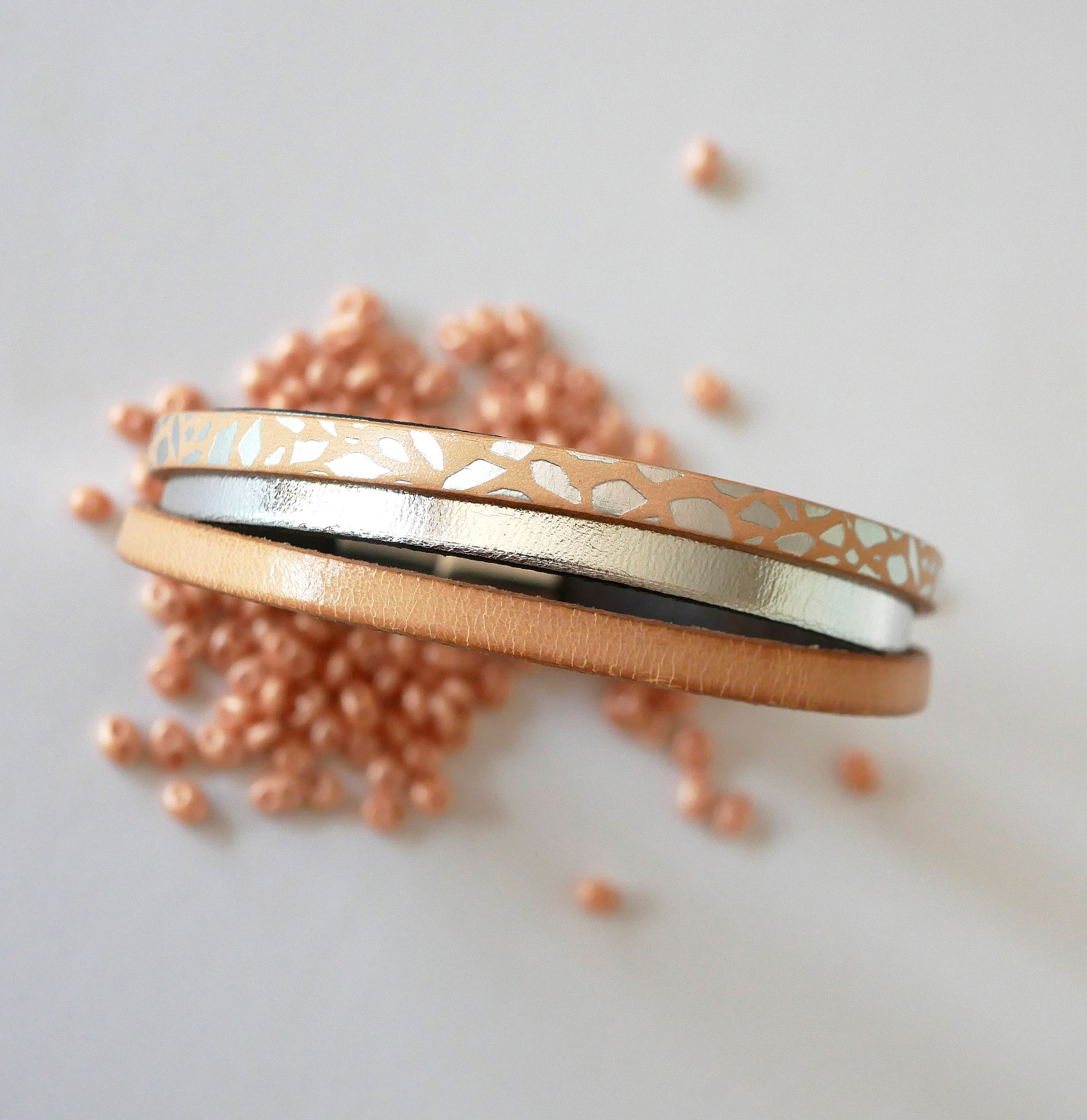 Mansjettarmb&aring;nd i naturskinn og s&oslash;lvfarget skinn til dame 