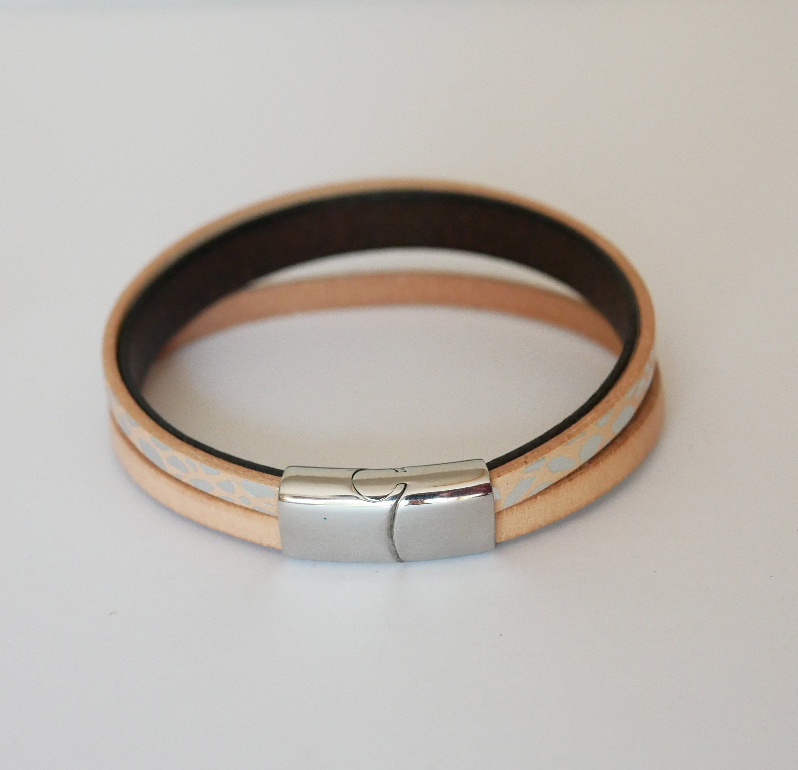Mansjettarmbånd i naturskinn og sølvfarget skinn til dame 