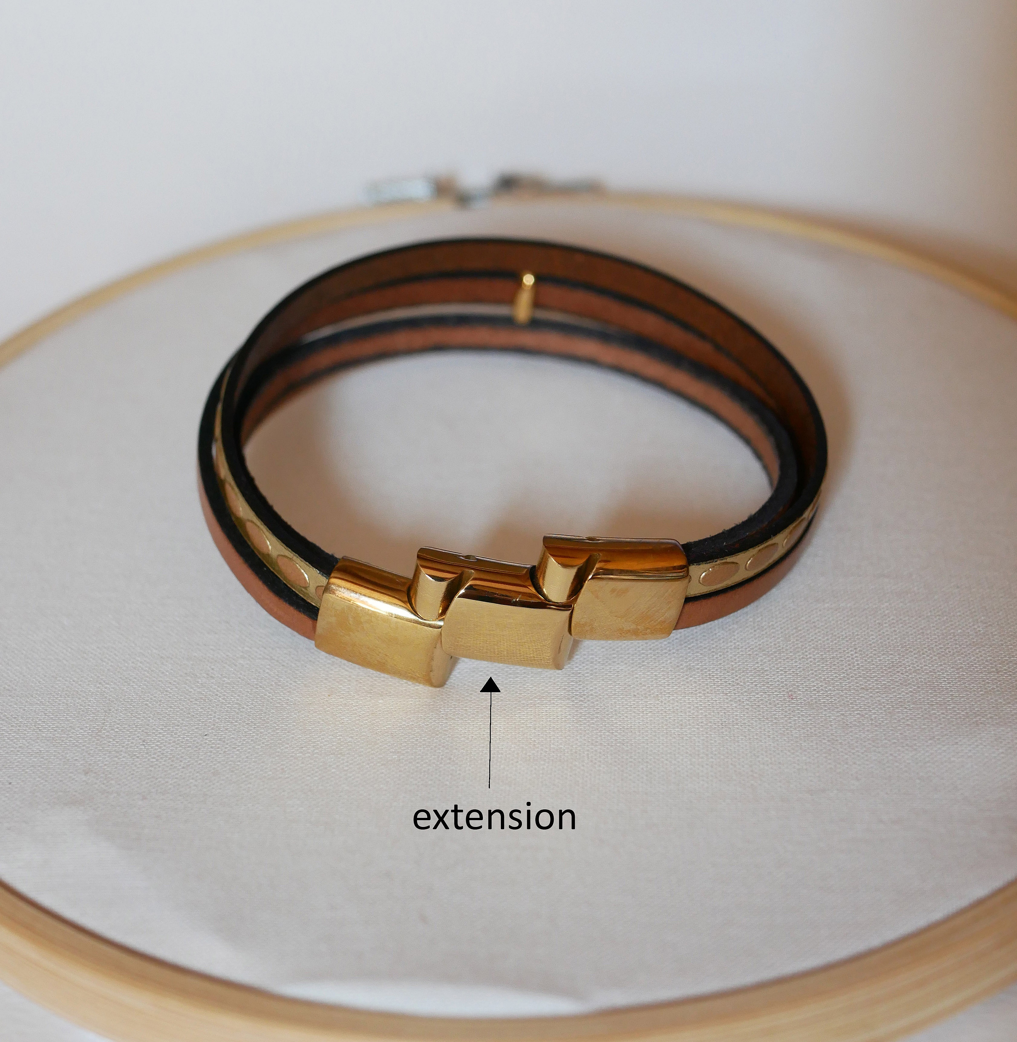 Bracelet manchette femme aux 3 cuirs beige et dor&eacute; fermoir &agrave; extension