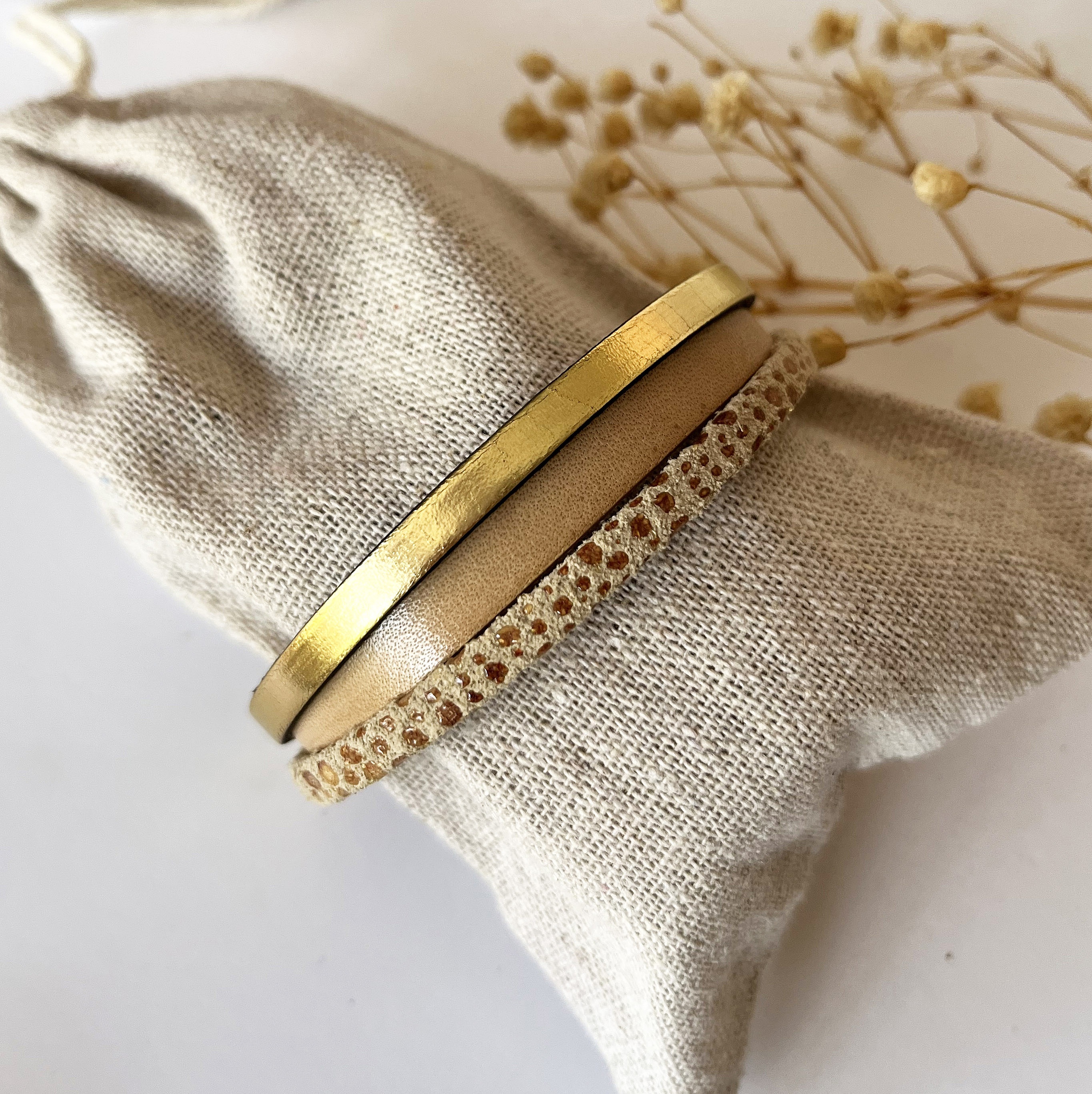 Bracelet manchette femme aux 3 cuirs beige et dor&eacute; fermoir &agrave; extension