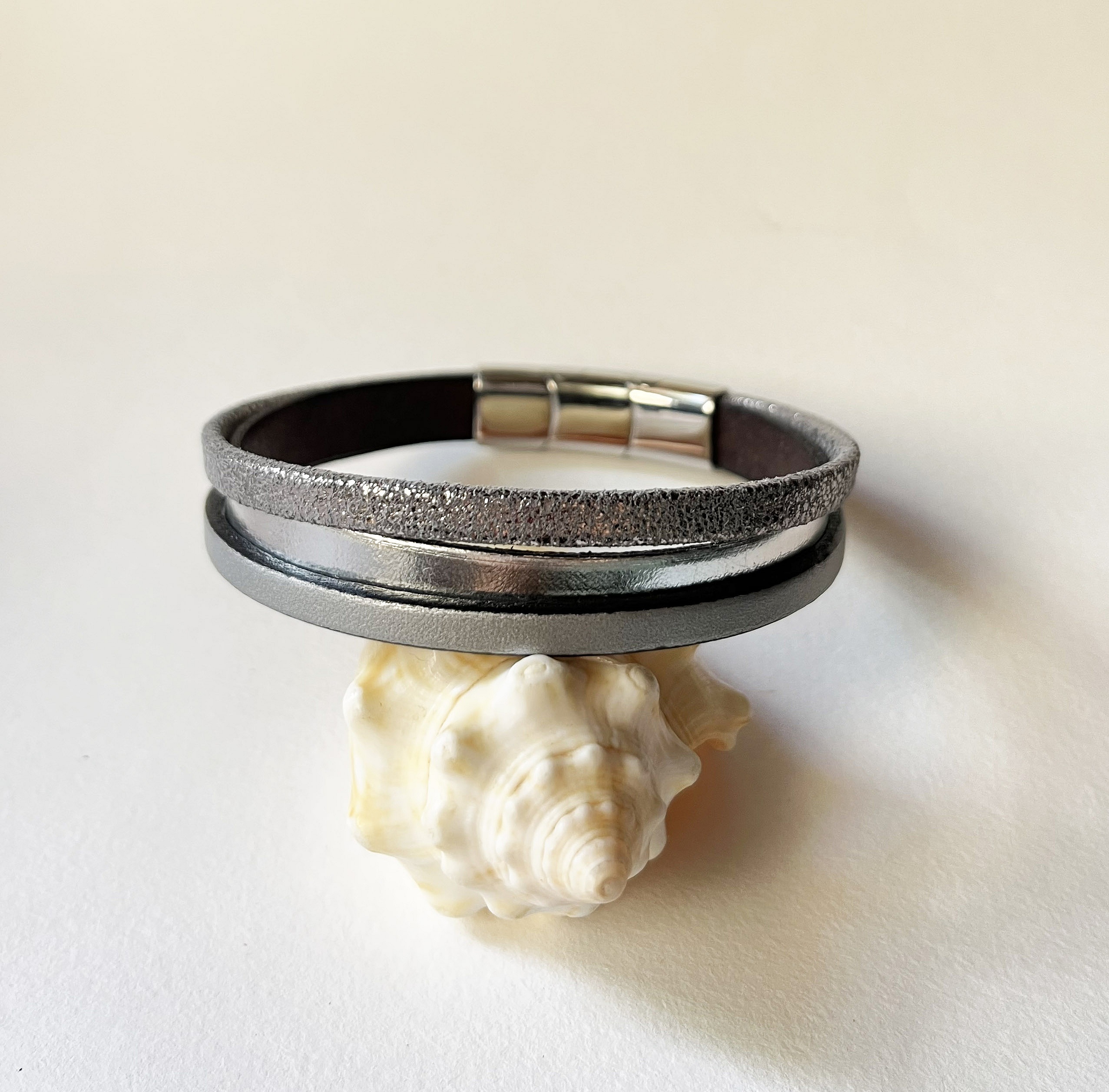 Bracelet manchette femme aux 3 cuirs argent&eacute; et gris fermoir &agrave; extension