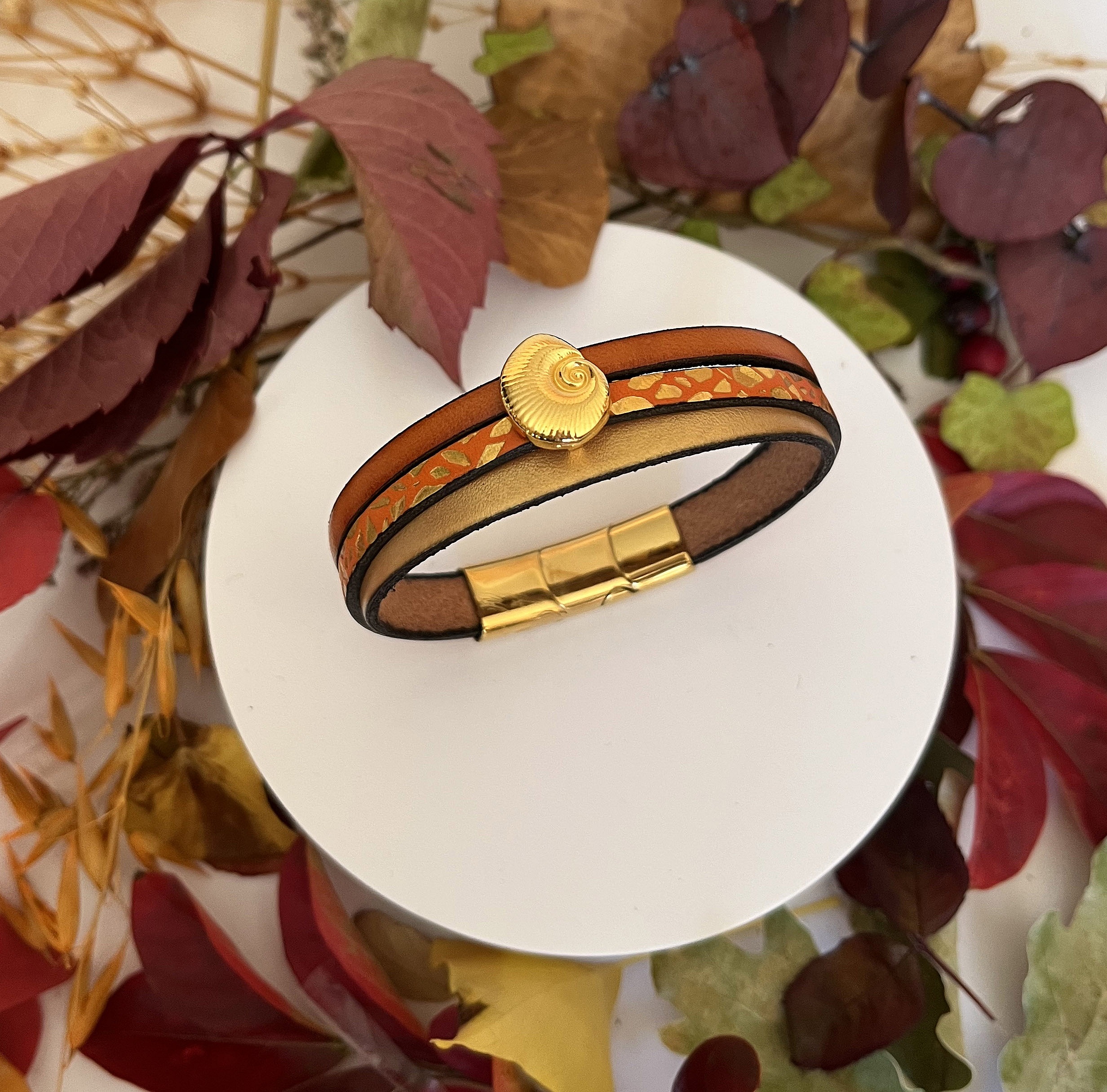 Mansjettarmb&aring;nd i gull for kvinne Gull og oransje skjell