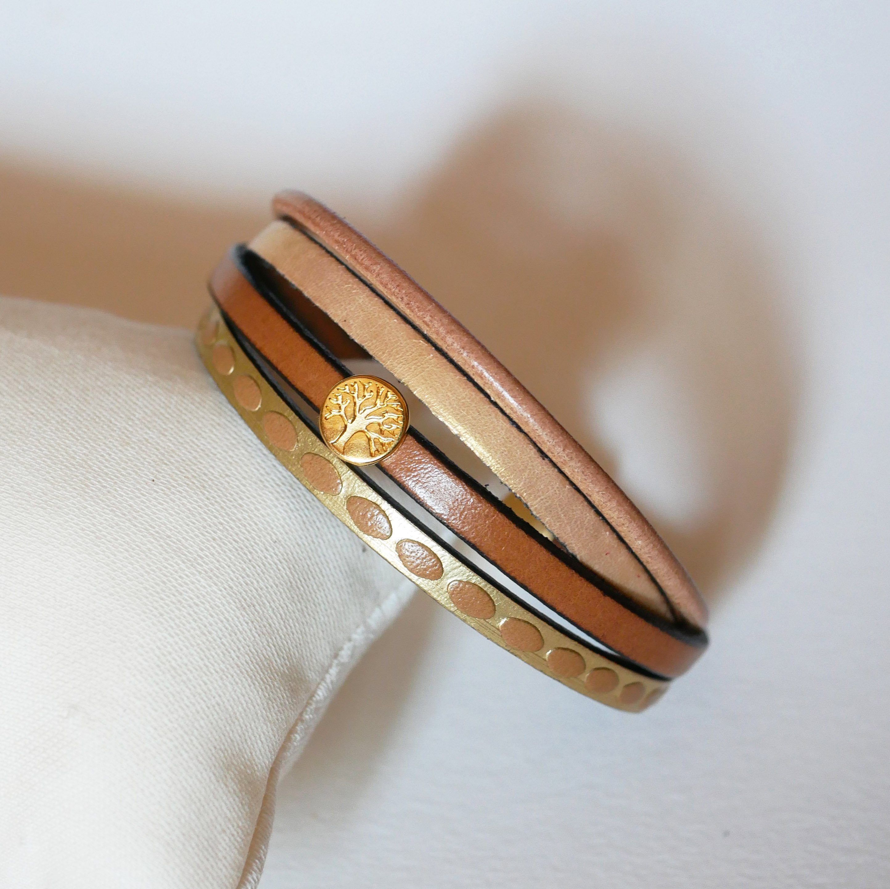 Mansjettarmbånd i gull til kvinne med livstreets cabochon i miniformat