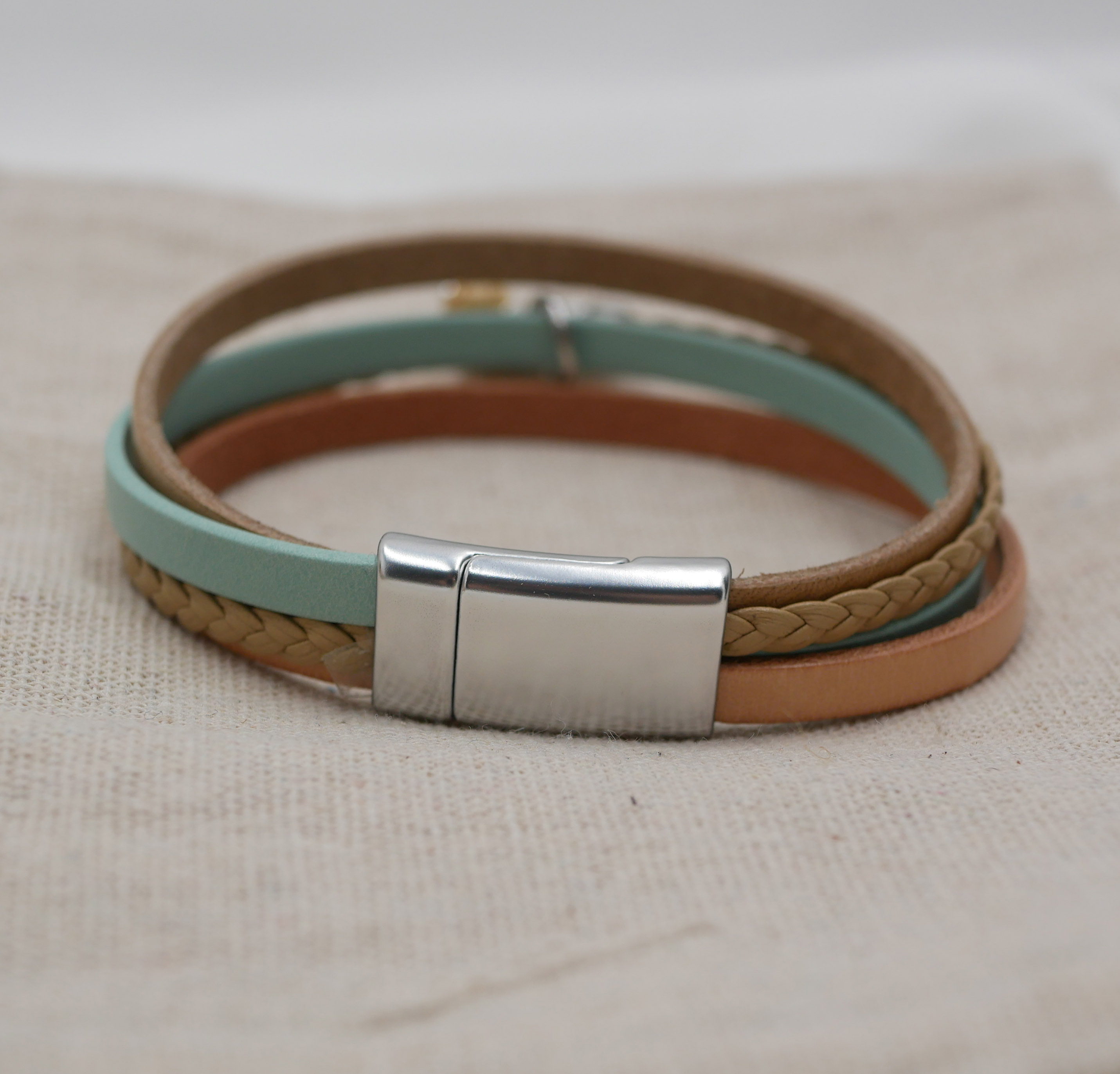 Mansjettarmbånd i multi-lær for kvinner Sand beige anheng etter eget valg
