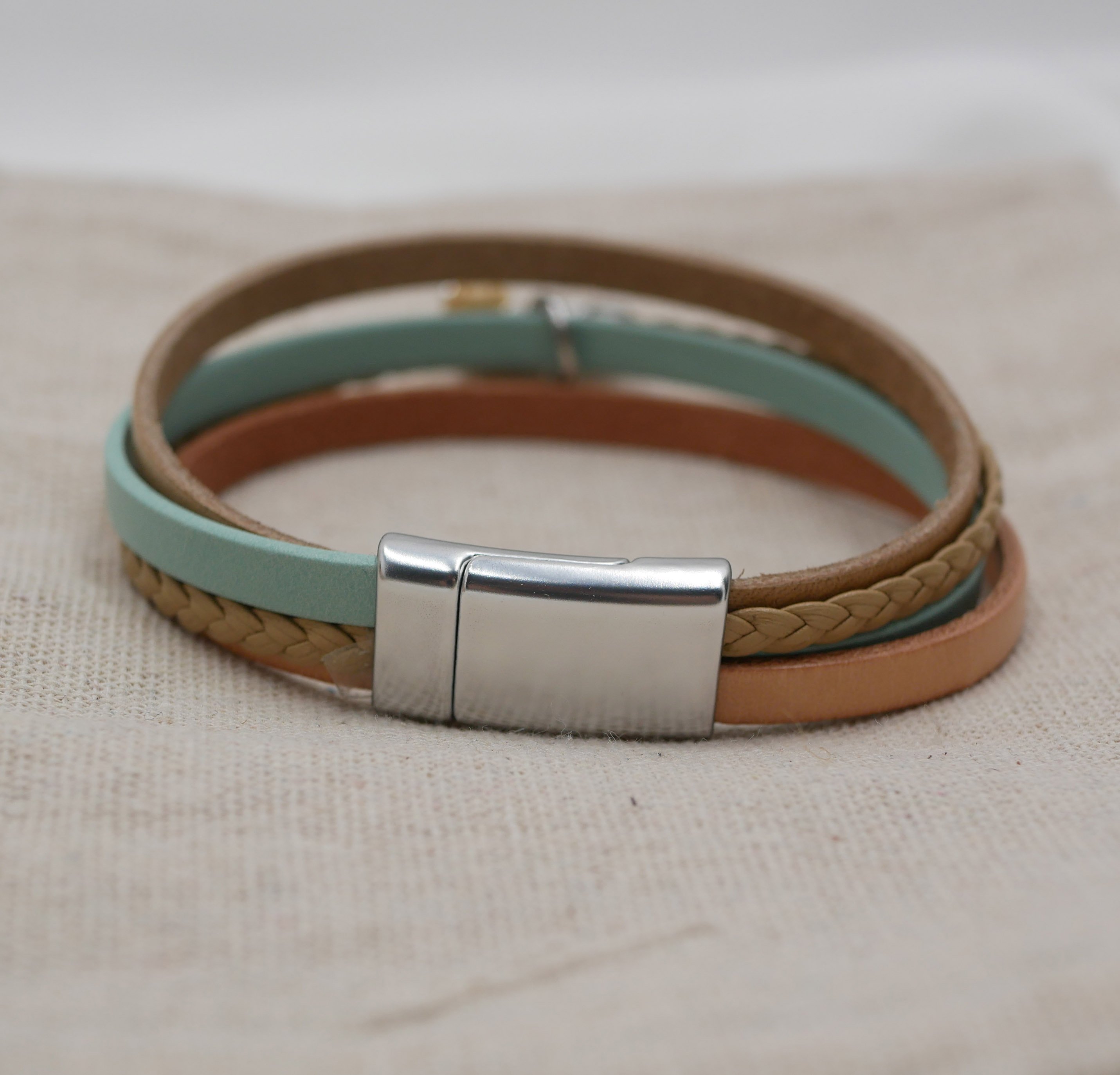 Mansjettarmbånd i multi-lær for kvinner Sand beige anheng etter eget valg