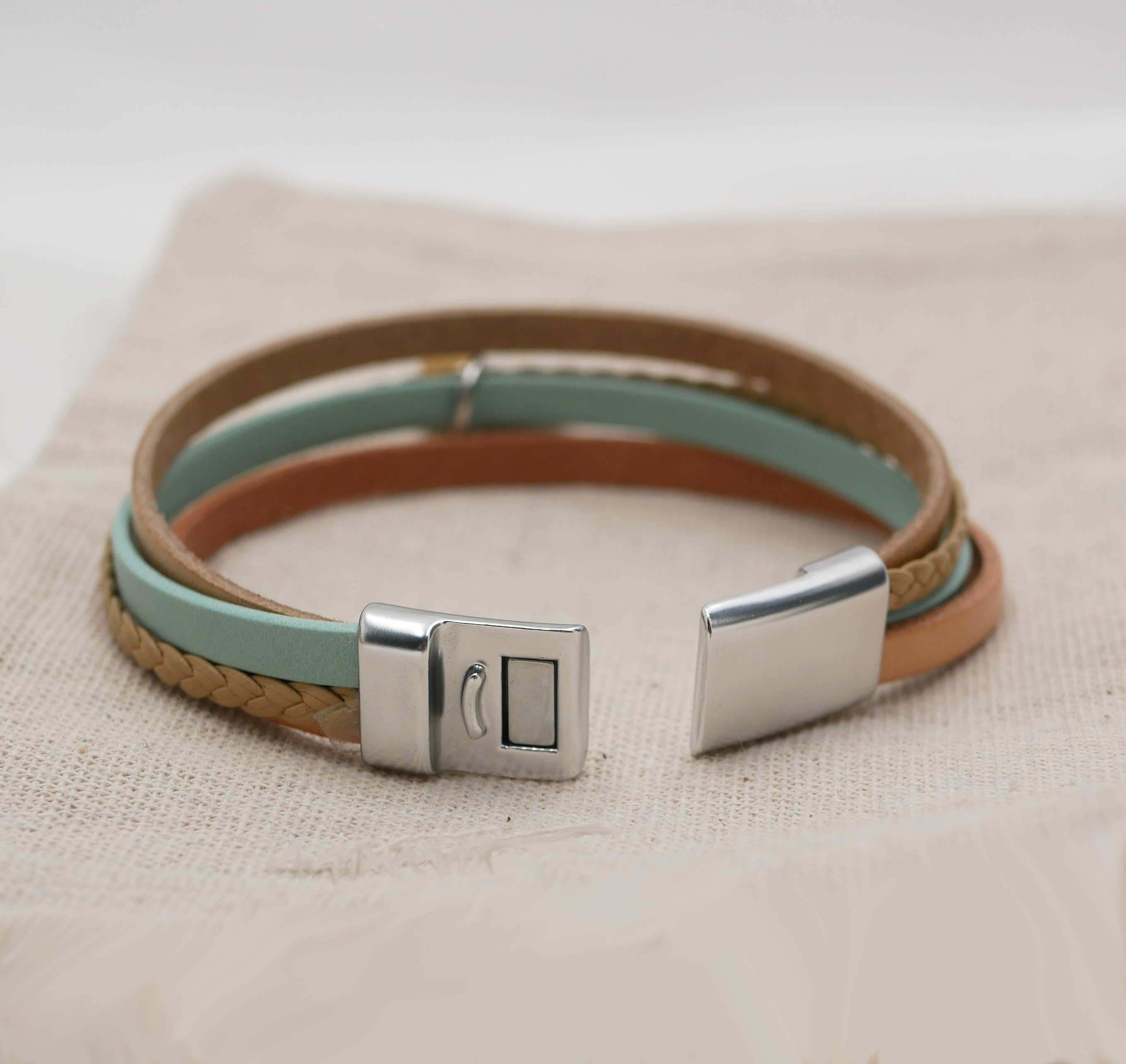 Mansjettarmbånd i multi-lær for kvinner Sand beige anheng etter eget valg