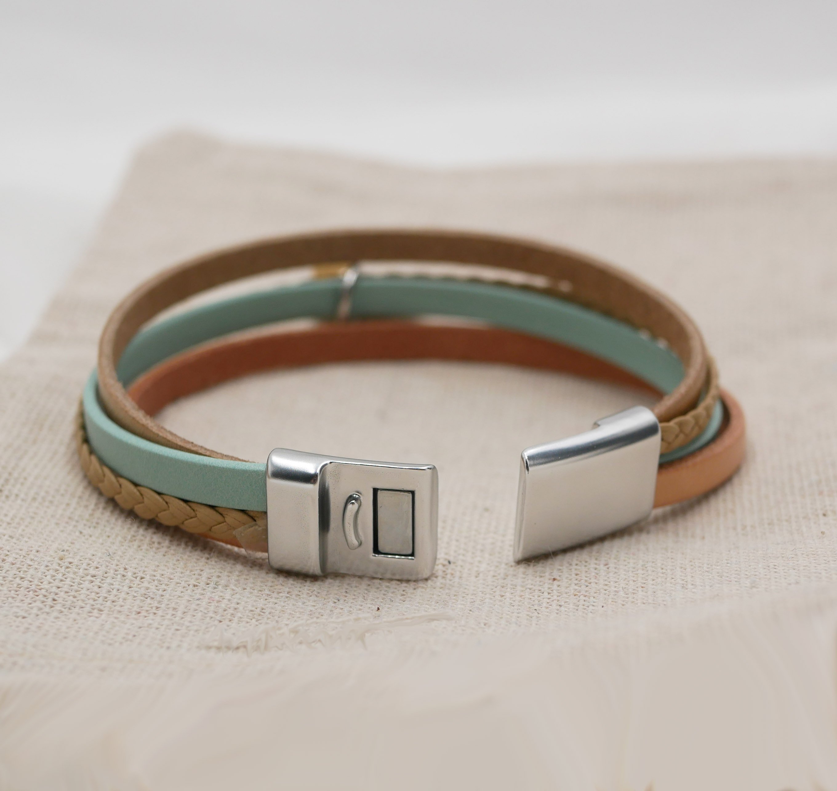 Mansjettarmbånd i multi-lær for kvinner Sand beige anheng etter eget valg