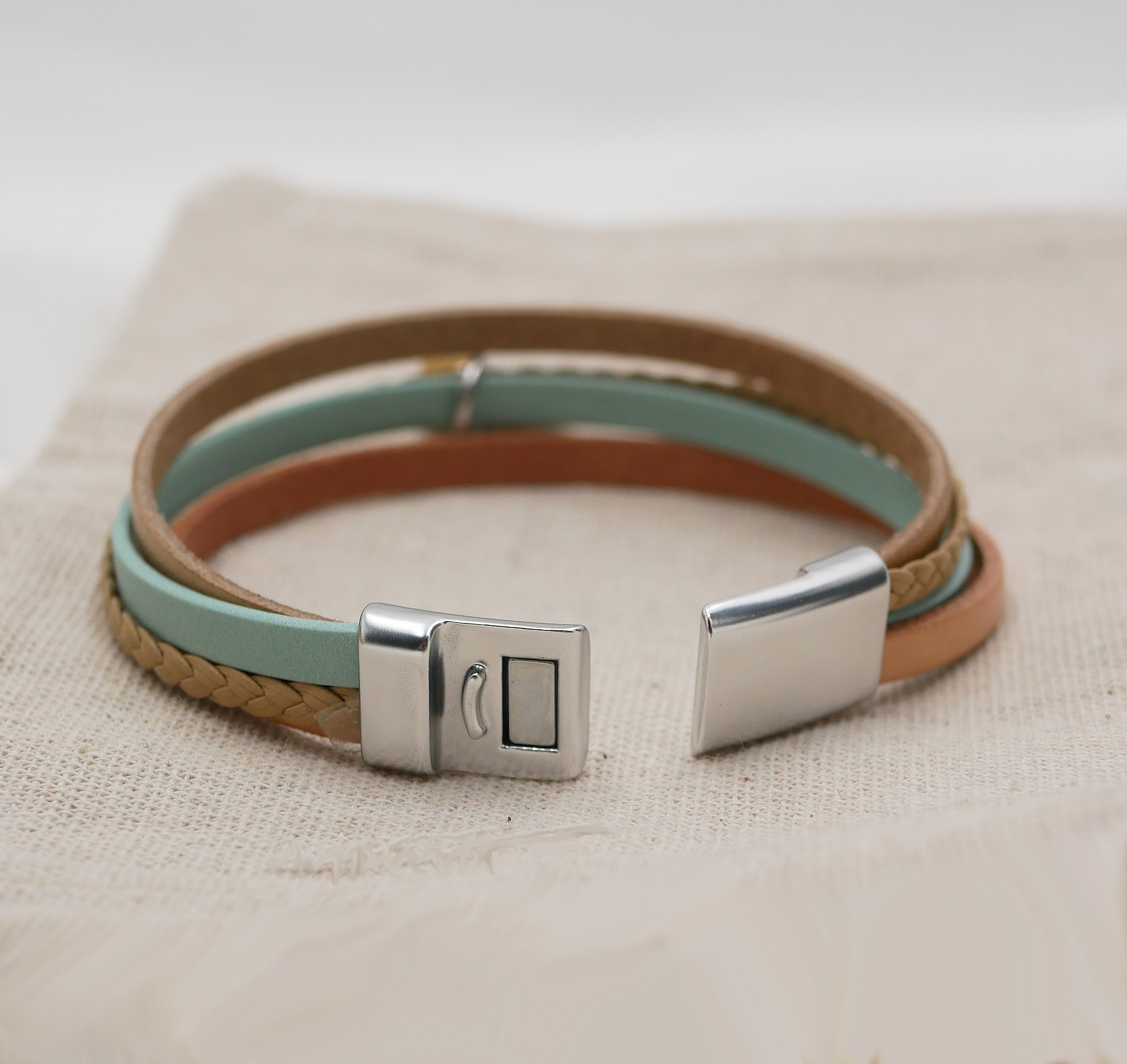 Mansjettarmb&aring;nd i multi-l&aelig;r for kvinner Sand beige anheng etter eget valg