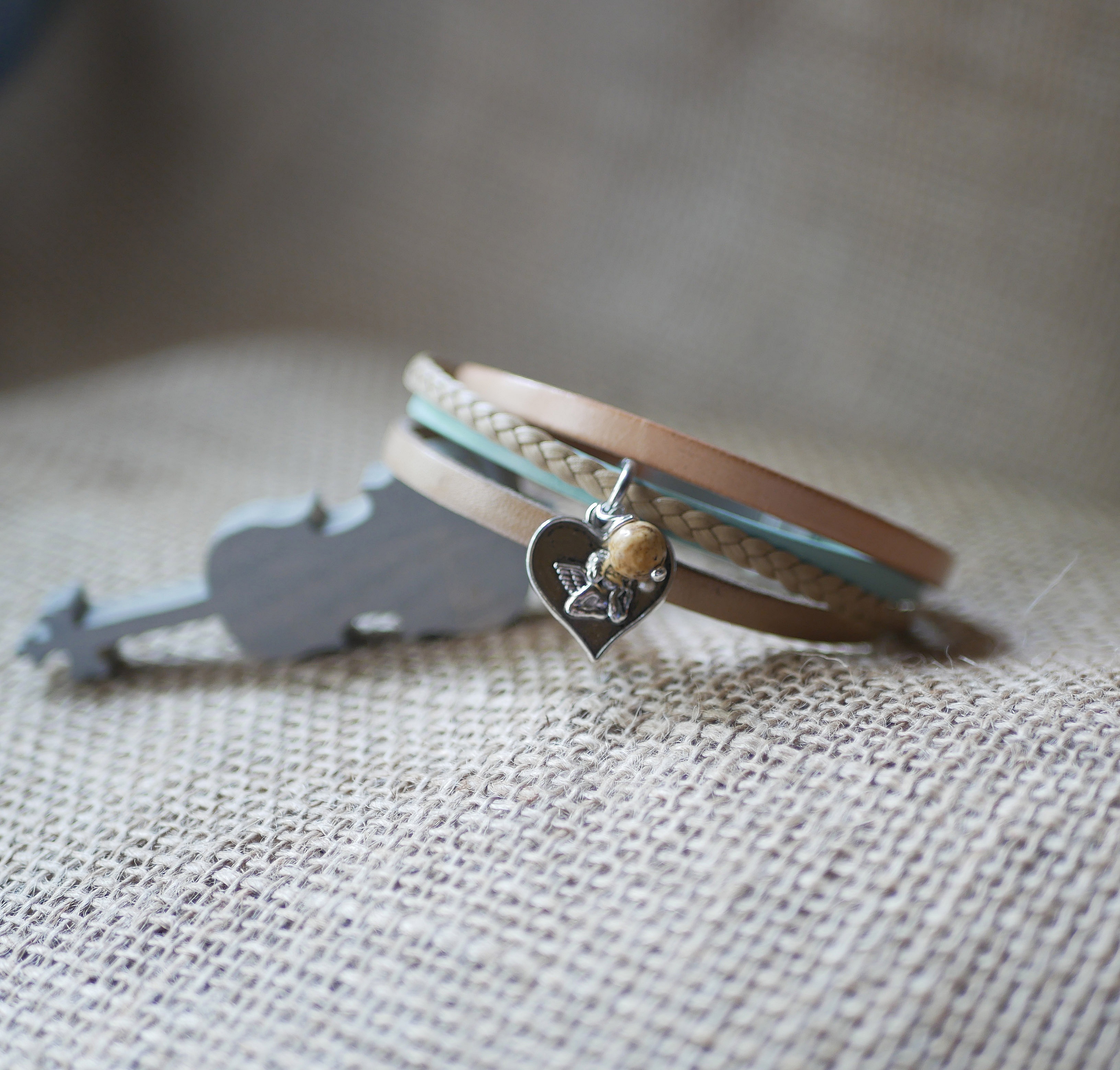 Mansjettarmb&aring;nd i multi-l&aelig;r for kvinner Sand beige anheng etter eget valg