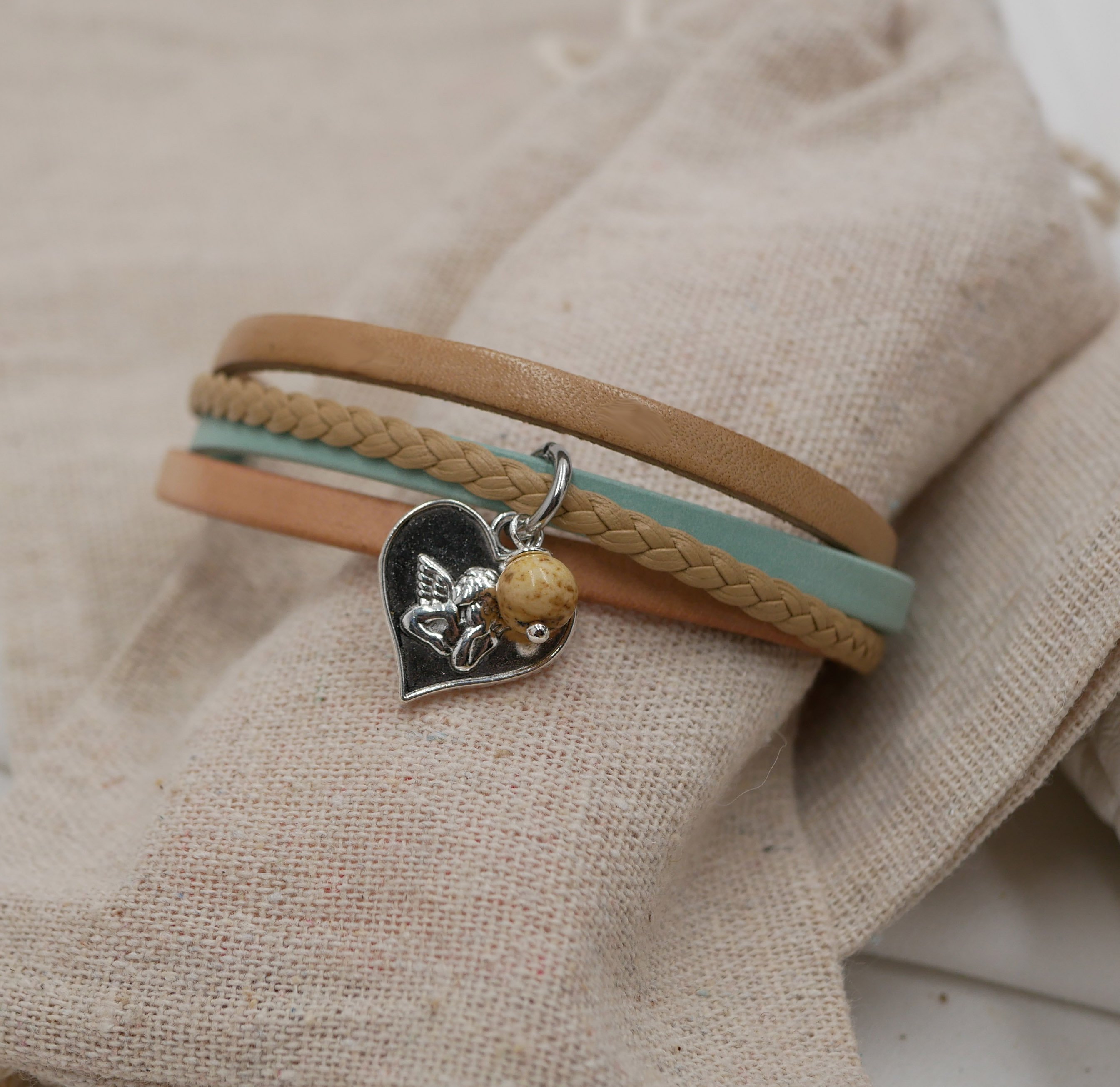 Mansjettarmbånd i multi-lær for kvinner Sand beige anheng etter eget valg